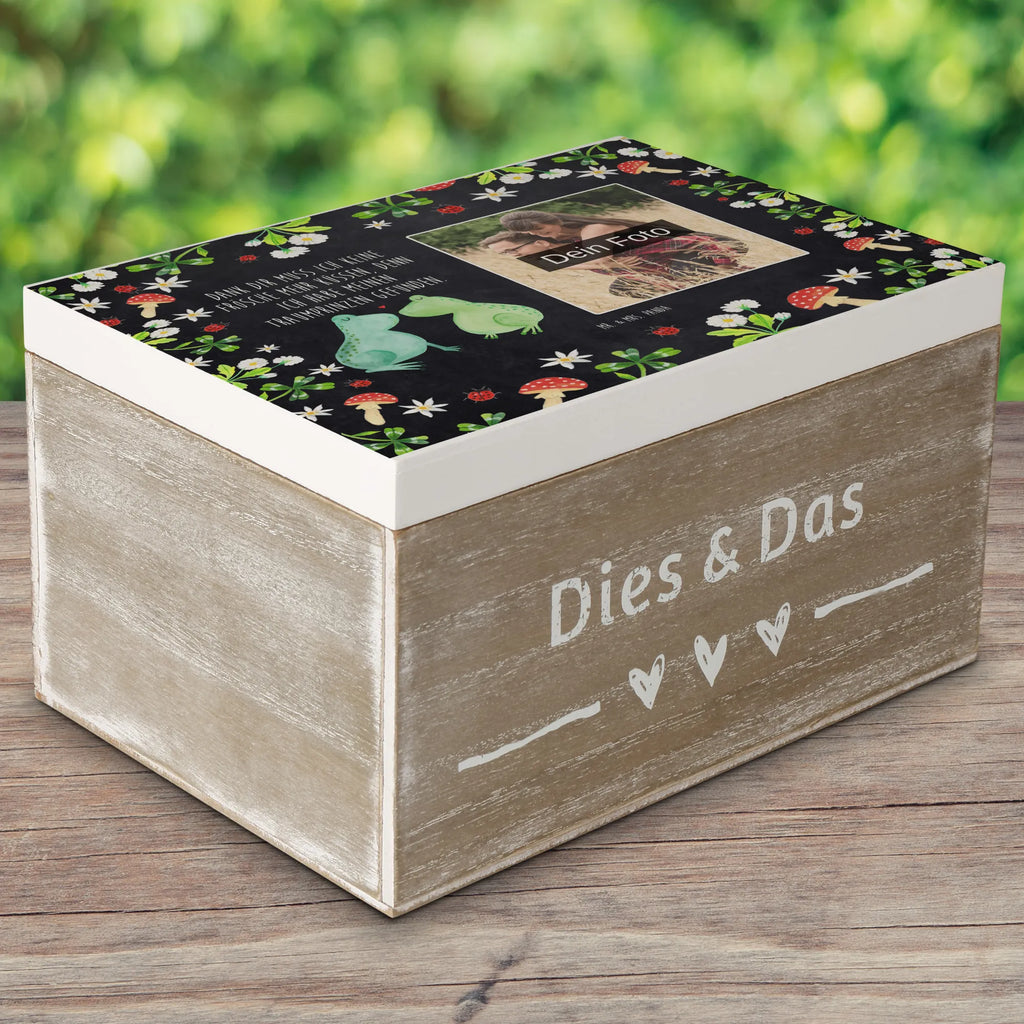Personalisierte Foto Holzkiste Frosch Liebe Personalisierte Foto Holzkiste, Liebe, Partner, Freund, Freundin, Ehemann, Ehefrau, Heiraten, Verlobung, Heiratsantrag, Liebesgeschenk, Jahrestag, Hocheitstag, Frosch, Froschkönig, Verliebt, Hochzeitstag, Geschenk Hochzeit, Liebesbeweis, Fröschchen, Verlobt, Verheiratet, Frösche, Geschenk Freundin, Geschenk Freund