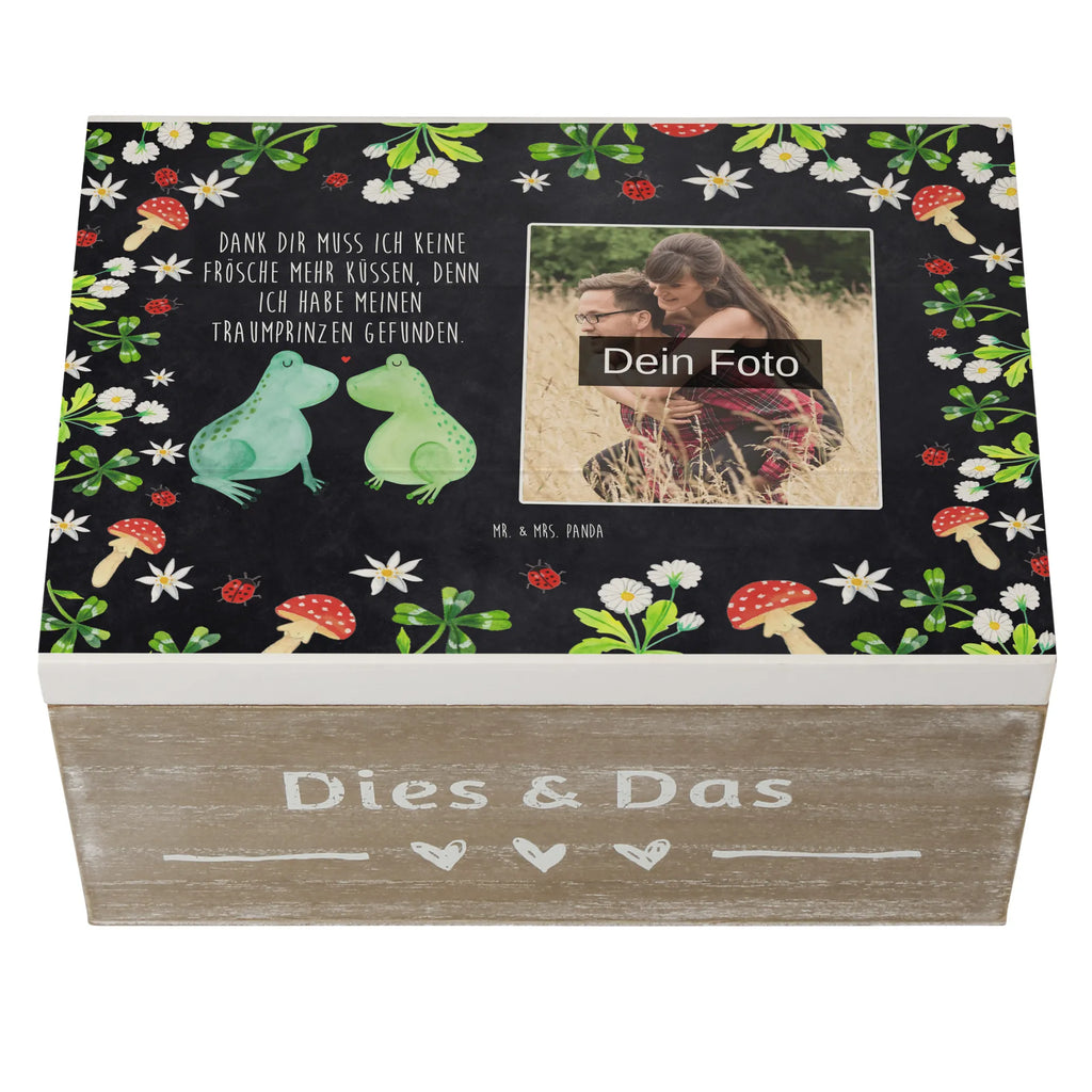 Personalisierte Foto Holzkiste Frosch Liebe Personalisierte Foto Holzkiste, Liebe, Partner, Freund, Freundin, Ehemann, Ehefrau, Heiraten, Verlobung, Heiratsantrag, Liebesgeschenk, Jahrestag, Hocheitstag, Frosch, Froschkönig, Verliebt, Hochzeitstag, Geschenk Hochzeit, Liebesbeweis, Fröschchen, Verlobt, Verheiratet, Frösche, Geschenk Freundin, Geschenk Freund