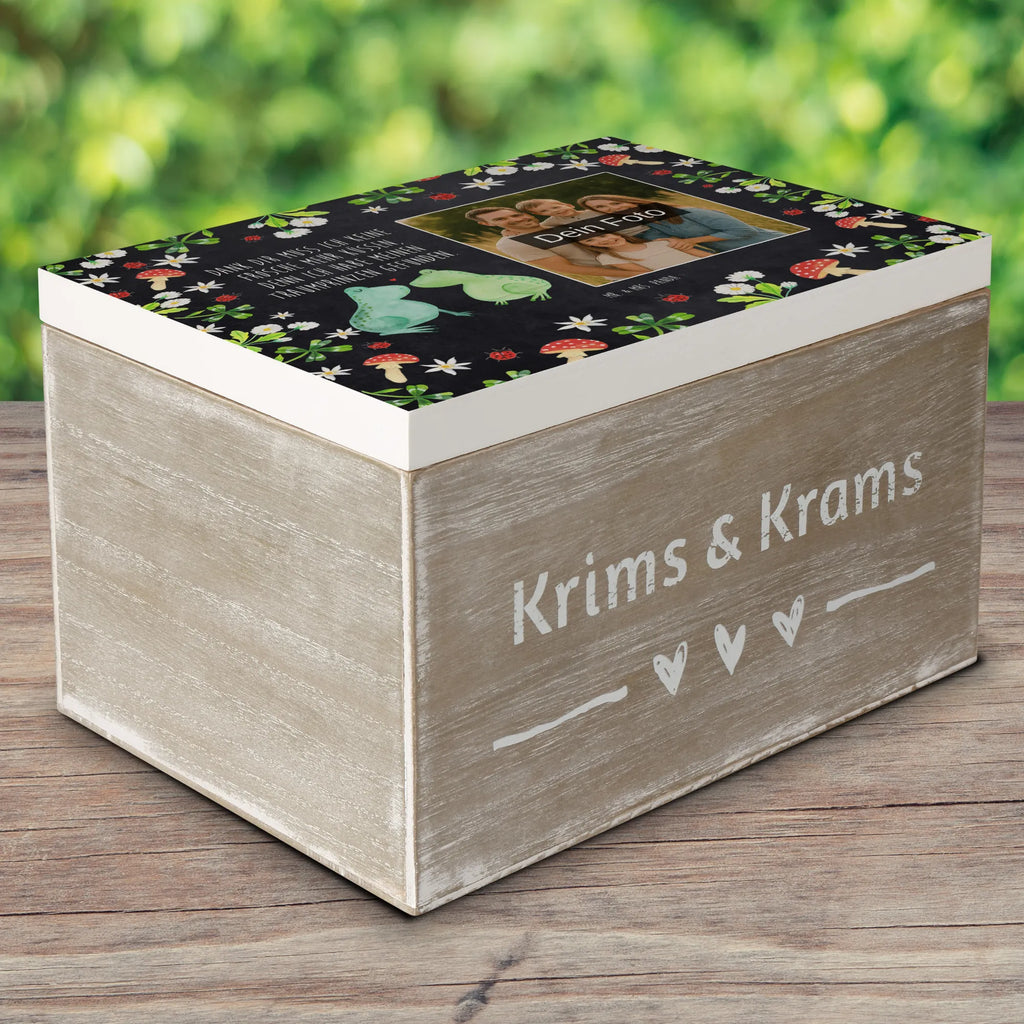 Personalisierte Foto Holzkiste Frosch Liebe Personalisierte Foto Holzkiste, Liebe, Partner, Freund, Freundin, Ehemann, Ehefrau, Heiraten, Verlobung, Heiratsantrag, Liebesgeschenk, Jahrestag, Hocheitstag, Frosch, Froschkönig, Verliebt, Hochzeitstag, Geschenk Hochzeit, Liebesbeweis, Fröschchen, Verlobt, Verheiratet, Frösche, Geschenk Freundin, Geschenk Freund