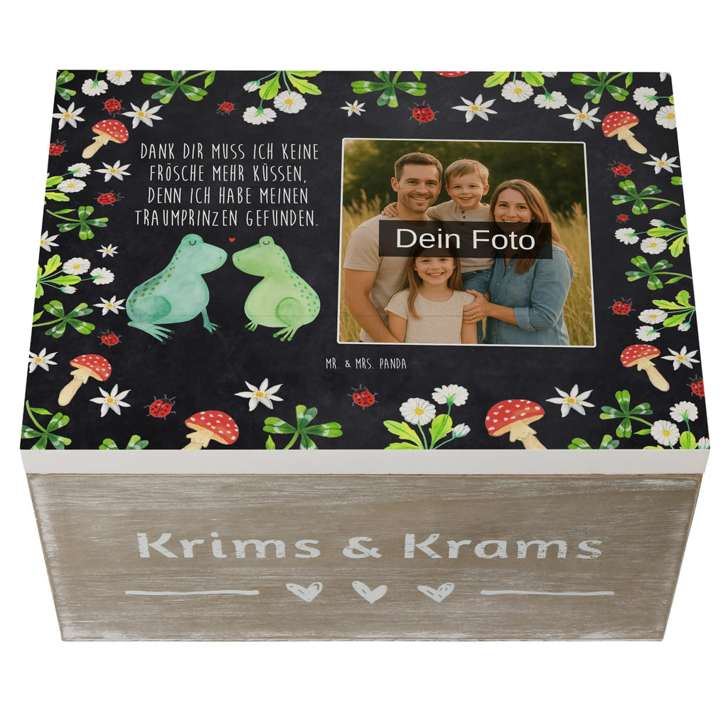 Personalisierte Foto Holzkiste Frosch Liebe Personalisierte Foto Holzkiste, Liebe, Partner, Freund, Freundin, Ehemann, Ehefrau, Heiraten, Verlobung, Heiratsantrag, Liebesgeschenk, Jahrestag, Hocheitstag, Frosch, Froschkönig, Verliebt, Hochzeitstag, Geschenk Hochzeit, Liebesbeweis, Fröschchen, Verlobt, Verheiratet, Frösche, Geschenk Freundin, Geschenk Freund