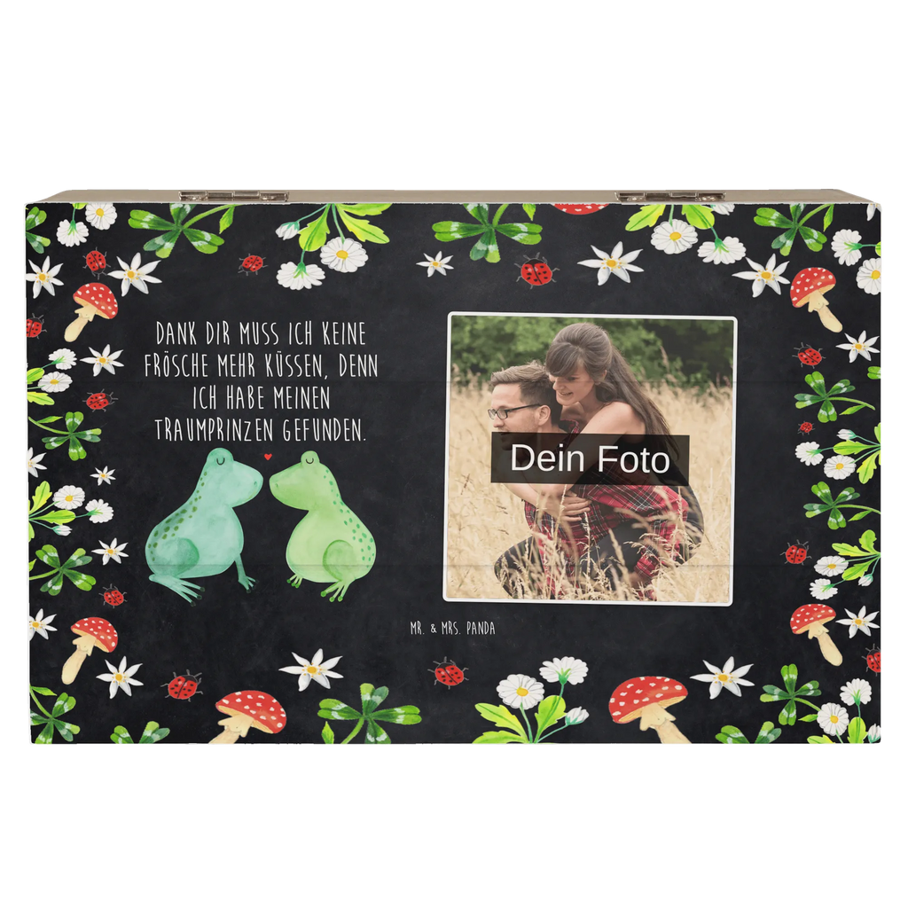 Personalisierte Foto Holzkiste Frosch Liebe Personalisierte Foto Holzkiste, Liebe, Partner, Freund, Freundin, Ehemann, Ehefrau, Heiraten, Verlobung, Heiratsantrag, Liebesgeschenk, Jahrestag, Hocheitstag, Frosch, Froschkönig, Verliebt, Hochzeitstag, Geschenk Hochzeit, Liebesbeweis, Fröschchen, Verlobt, Verheiratet, Frösche, Geschenk Freundin, Geschenk Freund