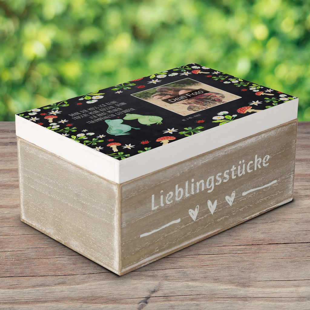 Personalisierte Foto Holzkiste Frosch Liebe Personalisierte Foto Holzkiste, Liebe, Partner, Freund, Freundin, Ehemann, Ehefrau, Heiraten, Verlobung, Heiratsantrag, Liebesgeschenk, Jahrestag, Hocheitstag, Frosch, Froschkönig, Verliebt, Hochzeitstag, Geschenk Hochzeit, Liebesbeweis, Fröschchen, Verlobt, Verheiratet, Frösche, Geschenk Freundin, Geschenk Freund