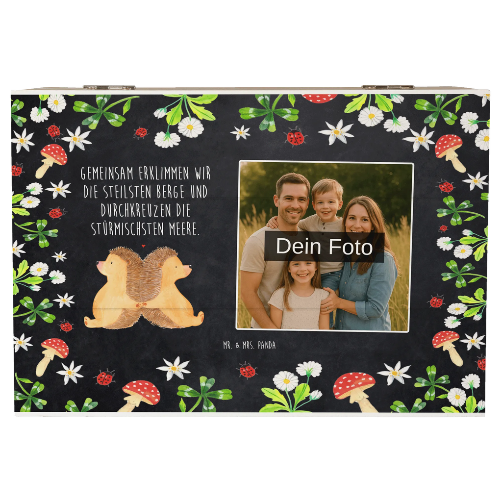 Personalisierte Foto Holzkiste Igel händchenhaltend Personalisierte Foto Holzkiste, Liebe, Partner, Freund, Freundin, Ehemann, Ehefrau, Heiraten, Verlobung, Heiratsantrag, Liebesgeschenk, Jahrestag, Hocheitstag, große Liebe, Liebesbotschaft, Lieblingsmensch, Geschenk für zwei, Igelliebe, Liebesbeweis, Igel, Hand in Hand, Hochzeit, Love, Gemeinsamkeit
