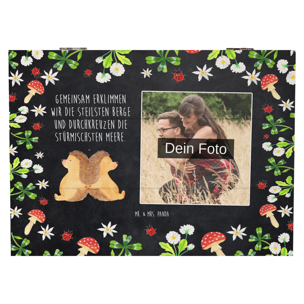 Personalisierte Foto Holzkiste Igel händchenhaltend Personalisierte Foto Holzkiste, Liebe, Partner, Freund, Freundin, Ehemann, Ehefrau, Heiraten, Verlobung, Heiratsantrag, Liebesgeschenk, Jahrestag, Hocheitstag, große Liebe, Liebesbotschaft, Lieblingsmensch, Geschenk für zwei, Igelliebe, Liebesbeweis, Igel, Hand in Hand, Hochzeit, Love, Gemeinsamkeit