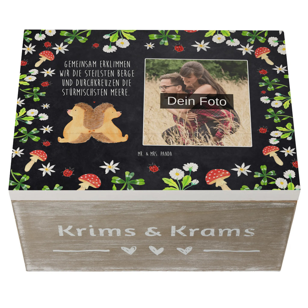 Personalisierte Foto Holzkiste Igel händchenhaltend Personalisierte Foto Holzkiste, Liebe, Partner, Freund, Freundin, Ehemann, Ehefrau, Heiraten, Verlobung, Heiratsantrag, Liebesgeschenk, Jahrestag, Hocheitstag, große Liebe, Liebesbotschaft, Lieblingsmensch, Geschenk für zwei, Igelliebe, Liebesbeweis, Igel, Hand in Hand, Hochzeit, Love, Gemeinsamkeit