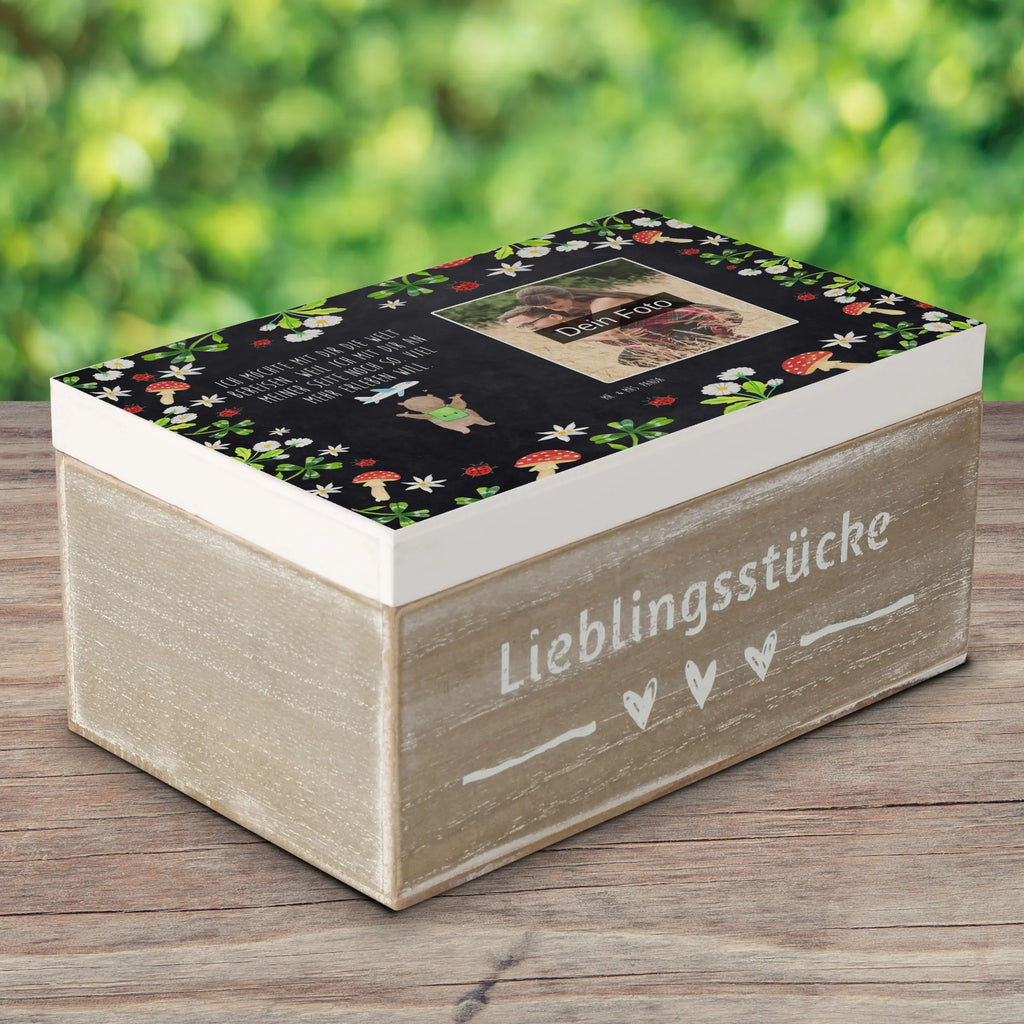 Personalisierte Foto Holzkiste Bär Flugzeug Personalisierte Foto Holzkiste, Liebe, Partner, Freund, Freundin, Ehemann, Ehefrau, Heiraten, Verlobung, Heiratsantrag, Liebesgeschenk, Jahrestag, Hocheitstag, für Männer, Geschenk für Partner, Geschenk für Freundin, für Ehemann, Mitbringsel, Valentinstag, Hochzeitstag, Liebesbeweis, Geschenk für Frauen