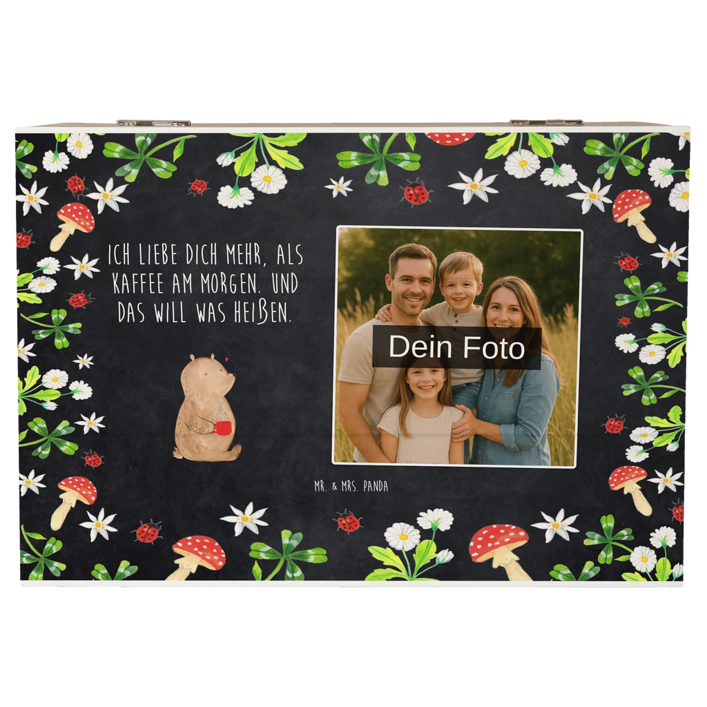Personalisierte Foto Holzkiste Bär Morgenkaffee Personalisierte Foto Holzkiste, Liebe, Partner, Freund, Freundin, Ehemann, Ehefrau, Heiraten, Verlobung, Heiratsantrag, Liebesgeschenk, Jahrestag, Hocheitstag, Liebesbeweis, für Ehemann, für Männer, Valentinstag, Hochzeitstag, Mitbringsel, Geschenk für Freundin, Geschenk für Frauen, Geschenk für Partner