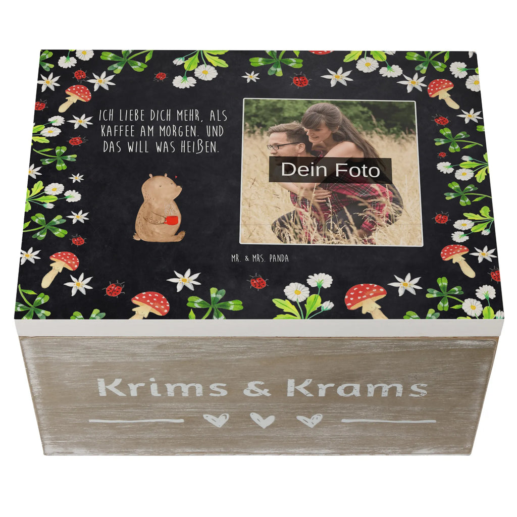 Personalisierte Foto Holzkiste Bär Morgenkaffee Personalisierte Foto Holzkiste, Liebe, Partner, Freund, Freundin, Ehemann, Ehefrau, Heiraten, Verlobung, Heiratsantrag, Liebesgeschenk, Jahrestag, Hocheitstag, Liebesbeweis, für Ehemann, für Männer, Valentinstag, Hochzeitstag, Mitbringsel, Geschenk für Freundin, Geschenk für Frauen, Geschenk für Partner