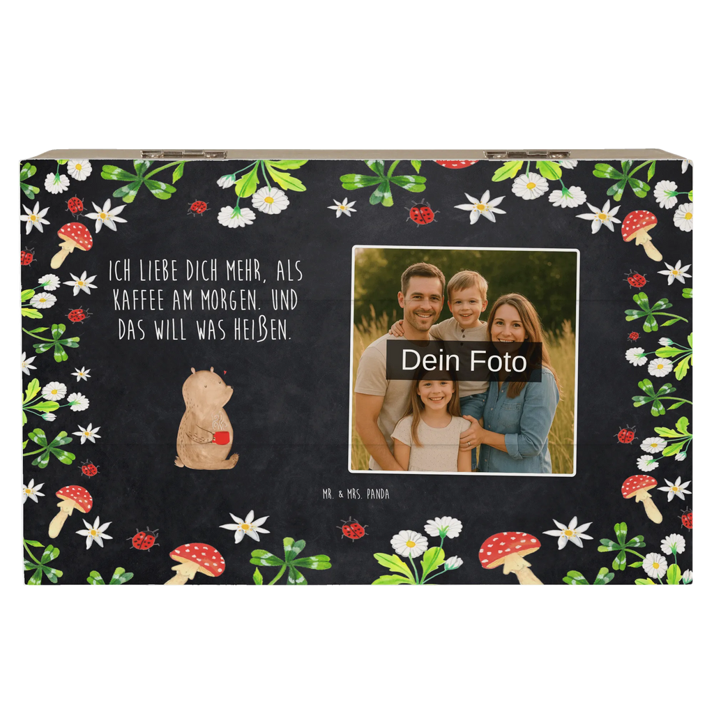 Personalisierte Foto Holzkiste Bär Morgenkaffee Personalisierte Foto Holzkiste, Liebe, Partner, Freund, Freundin, Ehemann, Ehefrau, Heiraten, Verlobung, Heiratsantrag, Liebesgeschenk, Jahrestag, Hocheitstag, Liebesbeweis, für Ehemann, für Männer, Valentinstag, Hochzeitstag, Mitbringsel, Geschenk für Freundin, Geschenk für Frauen, Geschenk für Partner