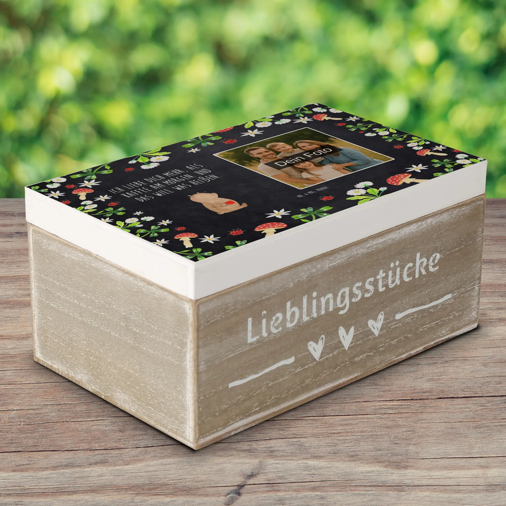 Personalisierte Foto Holzkiste Bär Morgenkaffee Personalisierte Foto Holzkiste, Liebe, Partner, Freund, Freundin, Ehemann, Ehefrau, Heiraten, Verlobung, Heiratsantrag, Liebesgeschenk, Jahrestag, Hocheitstag, Liebesbeweis, für Ehemann, für Männer, Valentinstag, Hochzeitstag, Mitbringsel, Geschenk für Freundin, Geschenk für Frauen, Geschenk für Partner