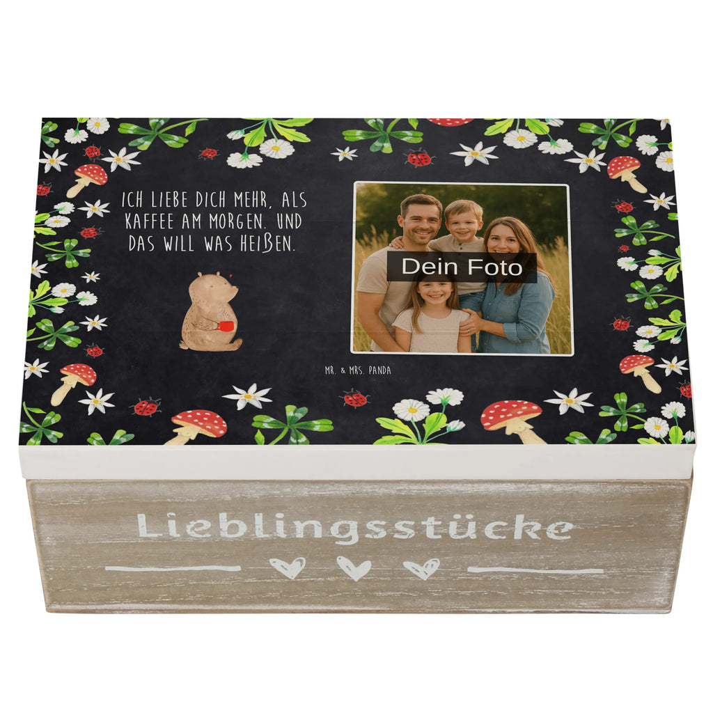 Personalisierte Foto Holzkiste Bär Morgenkaffee Personalisierte Foto Holzkiste, Liebe, Partner, Freund, Freundin, Ehemann, Ehefrau, Heiraten, Verlobung, Heiratsantrag, Liebesgeschenk, Jahrestag, Hocheitstag, Liebesbeweis, für Ehemann, für Männer, Valentinstag, Hochzeitstag, Mitbringsel, Geschenk für Freundin, Geschenk für Frauen, Geschenk für Partner