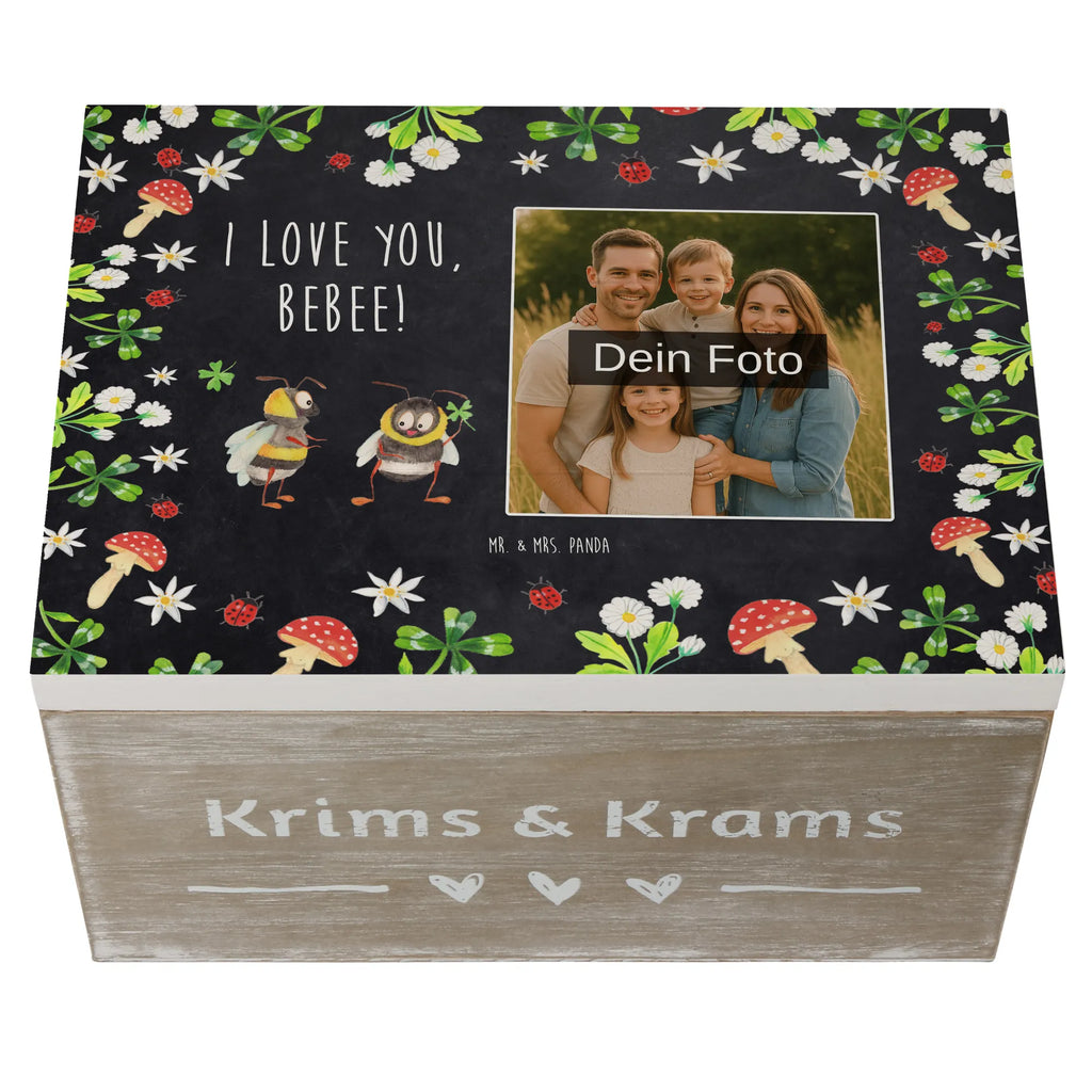 Personalisierte Foto Holzkiste Bienen Paar Personalisierte Foto Holzkiste, Liebe, Partner, Freund, Freundin, Ehemann, Ehefrau, Heiraten, Verlobung, Heiratsantrag, Liebesgeschenk, Jahrestag, Hocheitstag, Geschenk für Freundin, für Männer, Liebesbeweis, verliebte Schildkröten, Geschenk für Frauen, für Ehemann, Schildkröten, Mitbringsel, Valentinstag, Hochzeitstag, Geschenk für Partner