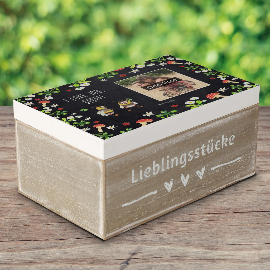 Personalisierte Foto Holzkiste Bienen Paar Personalisierte Foto Holzkiste, Liebe, Partner, Freund, Freundin, Ehemann, Ehefrau, Heiraten, Verlobung, Heiratsantrag, Liebesgeschenk, Jahrestag, Hocheitstag, Geschenk für Freundin, für Männer, Liebesbeweis, verliebte Schildkröten, Geschenk für Frauen, für Ehemann, Schildkröten, Mitbringsel, Valentinstag, Hochzeitstag, Geschenk für Partner