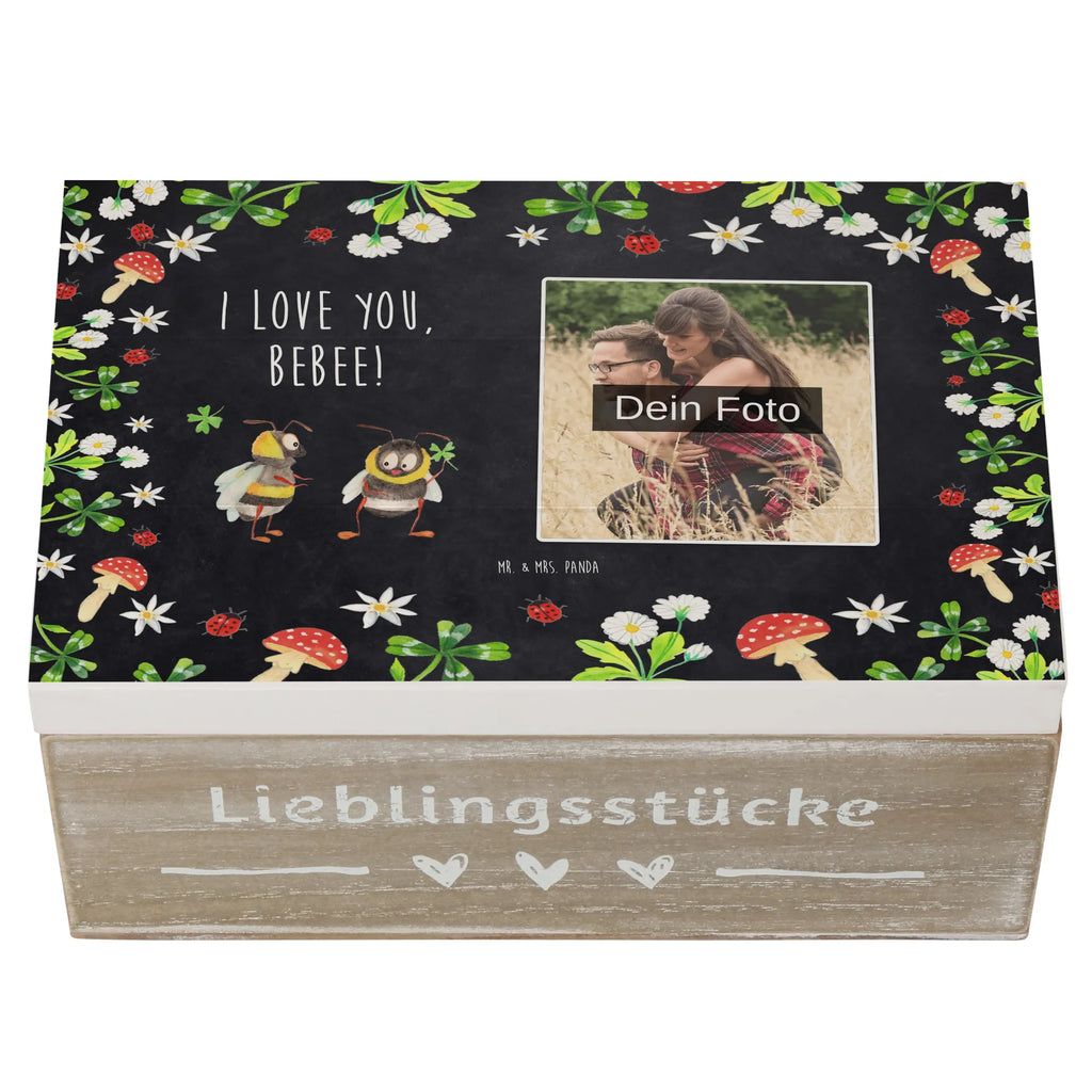 Personalisierte Foto Holzkiste Bienen Paar Personalisierte Foto Holzkiste, Liebe, Partner, Freund, Freundin, Ehemann, Ehefrau, Heiraten, Verlobung, Heiratsantrag, Liebesgeschenk, Jahrestag, Hocheitstag, Geschenk für Freundin, für Männer, Liebesbeweis, verliebte Schildkröten, Geschenk für Frauen, für Ehemann, Schildkröten, Mitbringsel, Valentinstag, Hochzeitstag, Geschenk für Partner
