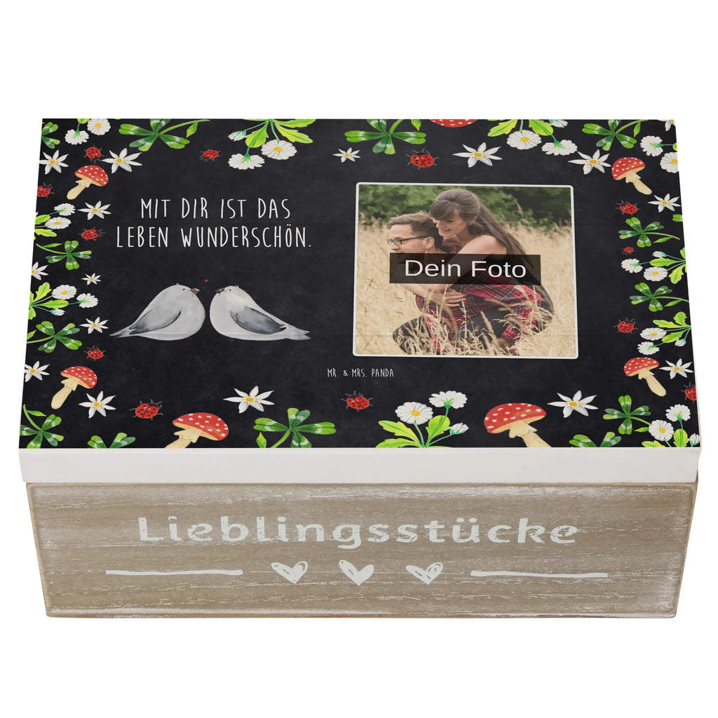 Personalisierte Foto Holzkiste Turteltauben Liebe Personalisierte Foto Holzkiste, Liebe, Partner, Freund, Freundin, Ehemann, Ehefrau, Heiraten, Verlobung, Heiratsantrag, Liebesgeschenk, Jahrestag, Hocheitstag, Geschenk Freund, Tauben, Verheiratet, Geschenk Freundin, Hochzeitstag, Geschenk Hochzeit, Turteltäubchen, Verlobt, Turteltauben, Verliebt, Liebesbeweis