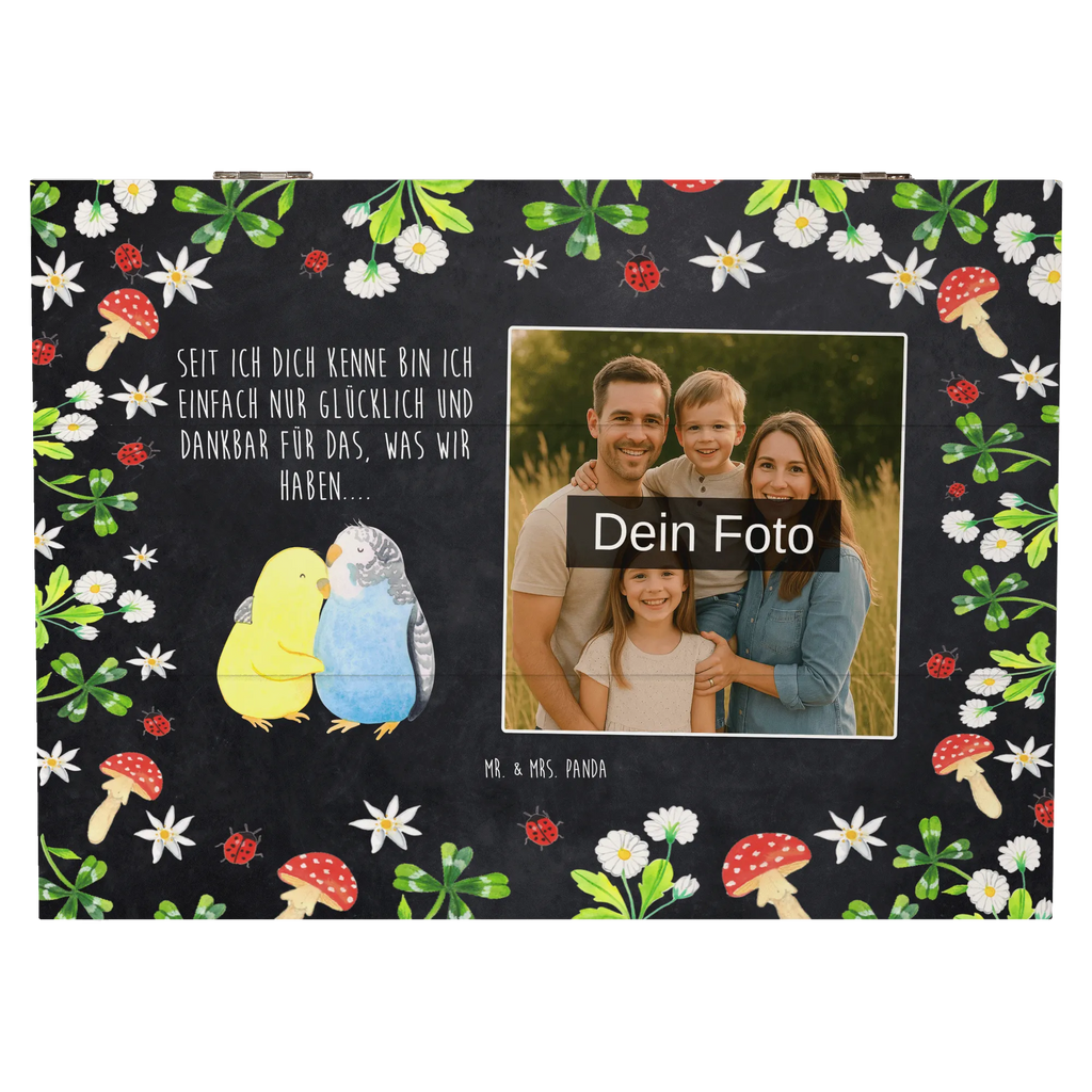 Personalisierte Foto Holzkiste Wellensittich Liebe Personalisierte Foto Holzkiste, Liebe, Partner, Freund, Freundin, Ehemann, Ehefrau, Heiraten, Verlobung, Heiratsantrag, Liebesgeschenk, Jahrestag, Hocheitstag, Nähe, Vögel, Wellensittich, Kuscheln, Vertrauen