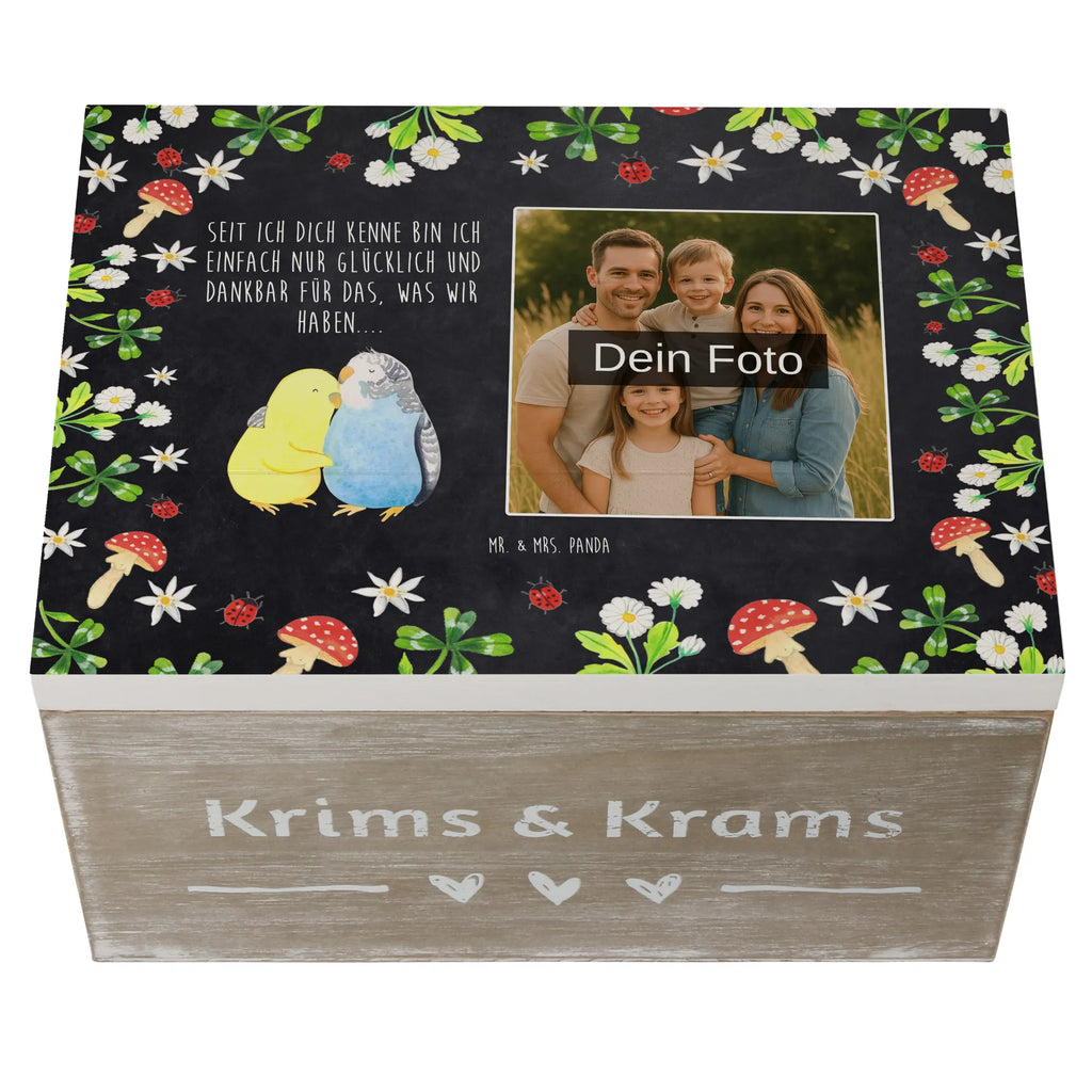 Personalisierte Foto Holzkiste Wellensittich Liebe Personalisierte Foto Holzkiste, Liebe, Partner, Freund, Freundin, Ehemann, Ehefrau, Heiraten, Verlobung, Heiratsantrag, Liebesgeschenk, Jahrestag, Hocheitstag, Nähe, Vögel, Wellensittich, Kuscheln, Vertrauen