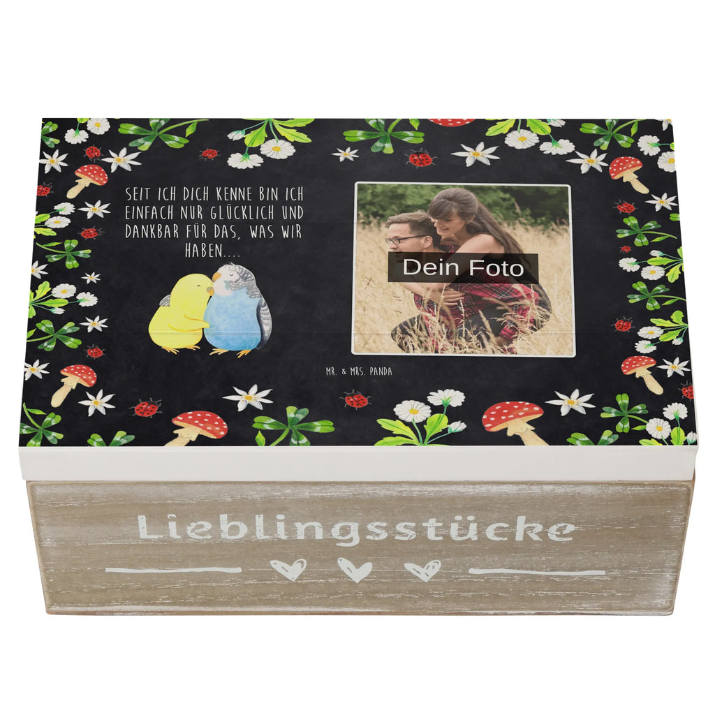 Personalisierte Foto Holzkiste Wellensittich Liebe Personalisierte Foto Holzkiste, Liebe, Partner, Freund, Freundin, Ehemann, Ehefrau, Heiraten, Verlobung, Heiratsantrag, Liebesgeschenk, Jahrestag, Hocheitstag, Nähe, Vögel, Wellensittich, Kuscheln, Vertrauen