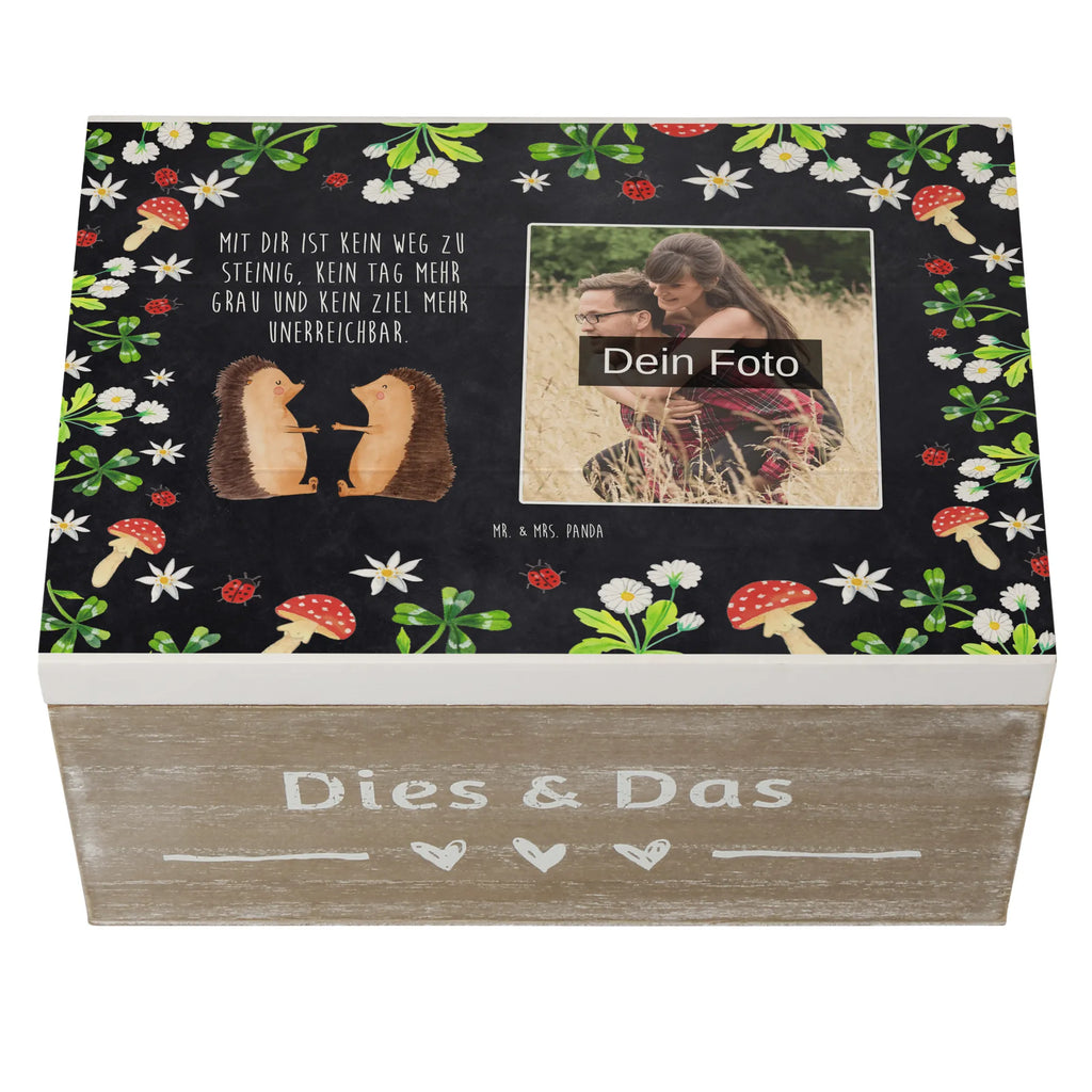 Personalisierte Foto Holzkiste Igel Liebe Personalisierte Foto Holzkiste, Liebe, Partner, Freund, Freundin, Ehemann, Ehefrau, Heiraten, Verlobung, Heiratsantrag, Liebesgeschenk, Jahrestag, Hocheitstag, Liebesbeweis, Geschenk, Verliebt, Verlobt, Igel, Verheiratet, Hochzeit, Hochzeitstag