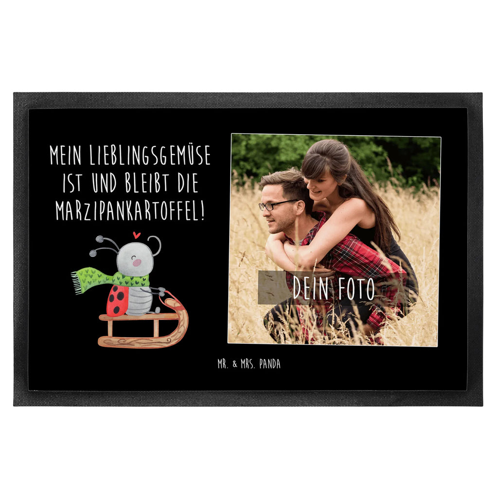 Personalisierte Foto Fußmatte Smörle Rodeln Personalisierte Foto Fußmatte, Winter, Weihnachten, Weihnachtsdeko, Nikolaus, Advent, Heiligabend, Wintermotiv, Schlittenfahren, Marzipan, Smörle