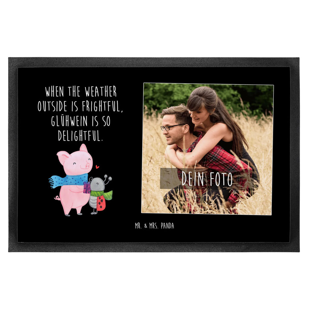 Personalized Photo Doormat Glow Pig Snuggle Personalisierte Foto Fußmatte, Winter, Weihnachten, Weihnachtsdeko, Nikolaus, Advent, Heiligabend, Wintermotiv, Winterlicher Glühwein Spruch, Süßer Marienkäfer gibt Geschenk, Handgezeichnetes Glühschwein, Romantische Geschenkidee Glühwein, Marienkäfer in Winterkleidung, Herzliches Marienkäfer Motiv, Kreatives Glühschwein Design, Smörle der stolze Marienkäfer, Glühwein Liebhaber Geschenk, Glühwein ist köstlich Spruch