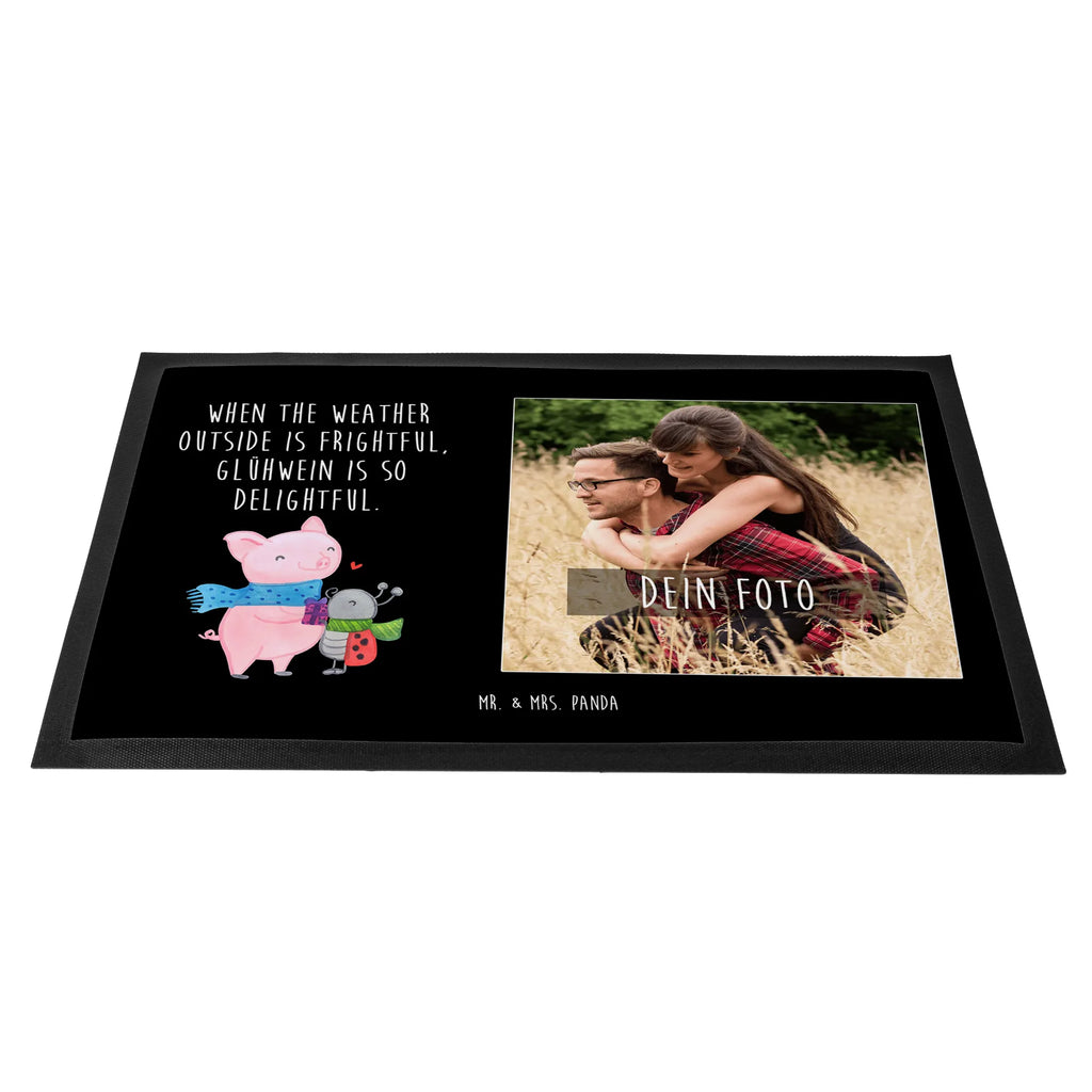 Personalized Photo Doormat Glow Pig Snuggle Personalisierte Foto Fußmatte, Winter, Weihnachten, Weihnachtsdeko, Nikolaus, Advent, Heiligabend, Wintermotiv, Winterlicher Glühwein Spruch, Süßer Marienkäfer gibt Geschenk, Handgezeichnetes Glühschwein, Romantische Geschenkidee Glühwein, Marienkäfer in Winterkleidung, Herzliches Marienkäfer Motiv, Kreatives Glühschwein Design, Smörle der stolze Marienkäfer, Glühwein Liebhaber Geschenk, Glühwein ist köstlich Spruch