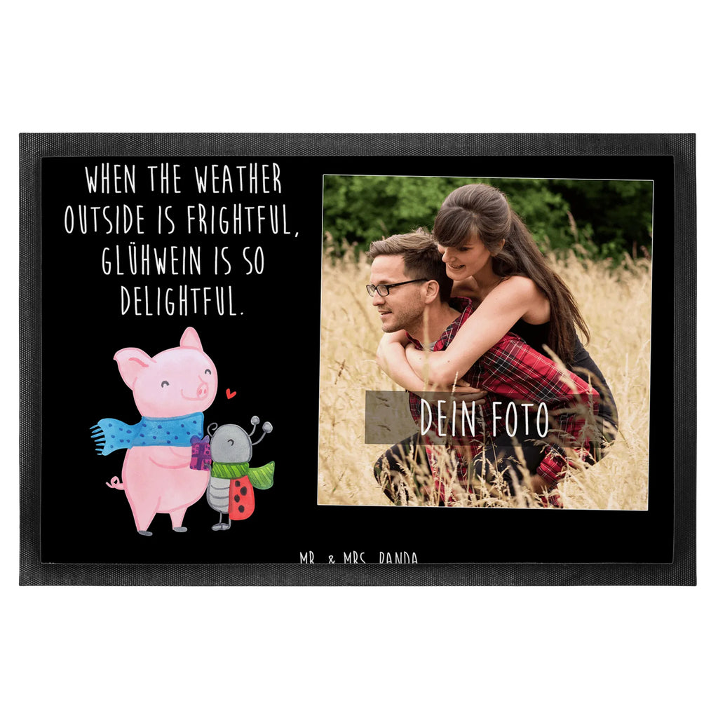 Personalized Photo Doormat Glow Pig Snuggle Personalisierte Foto Fußmatte, Winter, Weihnachten, Weihnachtsdeko, Nikolaus, Advent, Heiligabend, Wintermotiv, Winterlicher Glühwein Spruch, Süßer Marienkäfer gibt Geschenk, Handgezeichnetes Glühschwein, Romantische Geschenkidee Glühwein, Marienkäfer in Winterkleidung, Herzliches Marienkäfer Motiv, Kreatives Glühschwein Design, Smörle der stolze Marienkäfer, Glühwein Liebhaber Geschenk, Glühwein ist köstlich Spruch