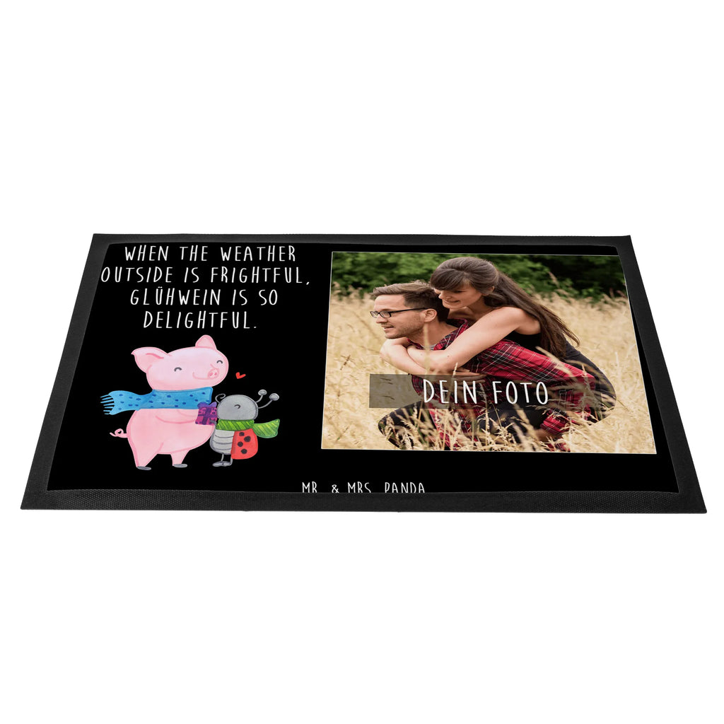 Personalized Photo Doormat Glow Pig Snuggle Personalisierte Foto Fußmatte, Winter, Weihnachten, Weihnachtsdeko, Nikolaus, Advent, Heiligabend, Wintermotiv, Winterlicher Glühwein Spruch, Süßer Marienkäfer gibt Geschenk, Handgezeichnetes Glühschwein, Romantische Geschenkidee Glühwein, Marienkäfer in Winterkleidung, Herzliches Marienkäfer Motiv, Kreatives Glühschwein Design, Smörle der stolze Marienkäfer, Glühwein Liebhaber Geschenk, Glühwein ist köstlich Spruch