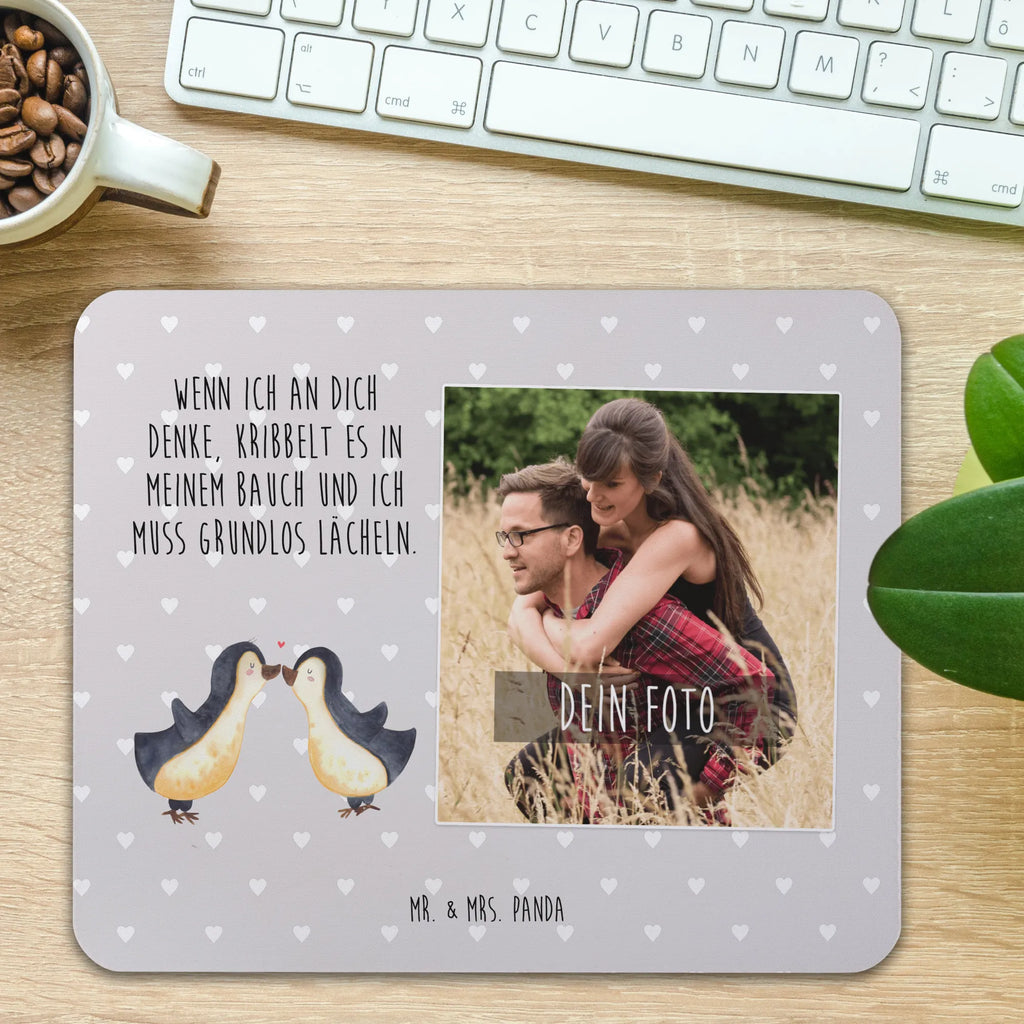 Personalisiertes Foto Mauspad Pinguine Kuss Personalisiertes Foto Mauspad, Liebe, Partner, Freund, Freundin, Ehemann, Ehefrau, Heiraten, Verlobung, Heiratsantrag, Liebesgeschenk, Jahrestag, Hocheitstag, Liebesbeweis, für Männer, Geschenk für Frauen, Mitbringsel, Geschenk für Freundin, für Ehemann, Geschenk für Partner, Valentinstag, Hochzeitstag