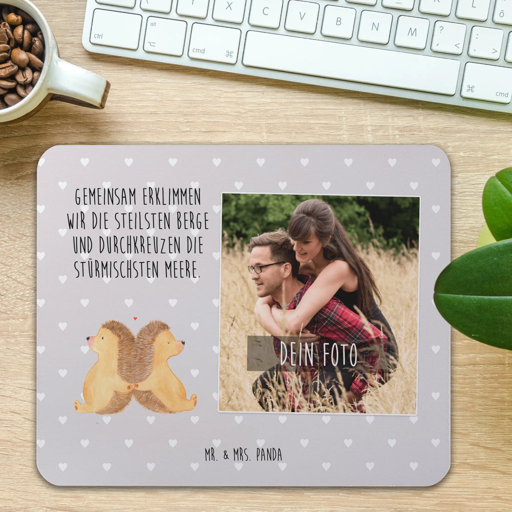 Personalisiertes Foto Mauspad Igel händchenhaltend Mausunterlage, Personalisiertes Foto Mauspad, Mausmatte, Freundin, Freund, Liebe, Liebesgeschenk, Jahrestag, Verlobung, Partner, Ehemann, Ehefrau, Heiraten, Heiratsantrag, Hocheitstag, Igel, Gemeinsamkeit, Hochzeit, große Liebe, Geschenk für zwei, Liebesbotschaft, Love, Hand in Hand, Liebesbeweis, Lieblingsmensch, Igelliebe