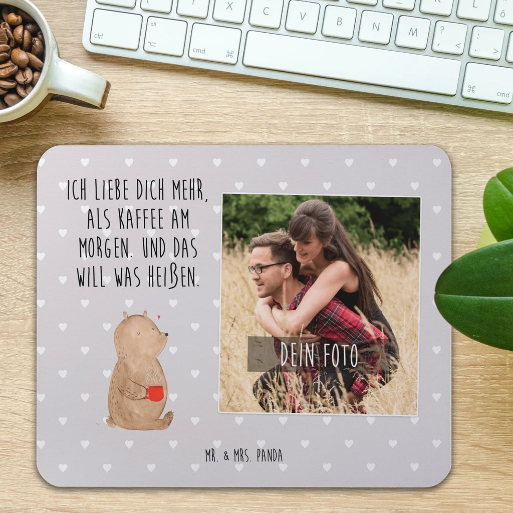 Personalisiertes Foto Mauspad Bär Morgenkaffee Personalisiertes Foto Mauspad, Liebe, Partner, Freund, Freundin, Ehemann, Ehefrau, Heiraten, Verlobung, Heiratsantrag, Liebesgeschenk, Jahrestag, Hocheitstag, für Männer, Geschenk für Frauen, Liebesbeweis, Geschenk für Partner, Geschenk für Freundin, Mitbringsel, Valentinstag, für Ehemann, Hochzeitstag