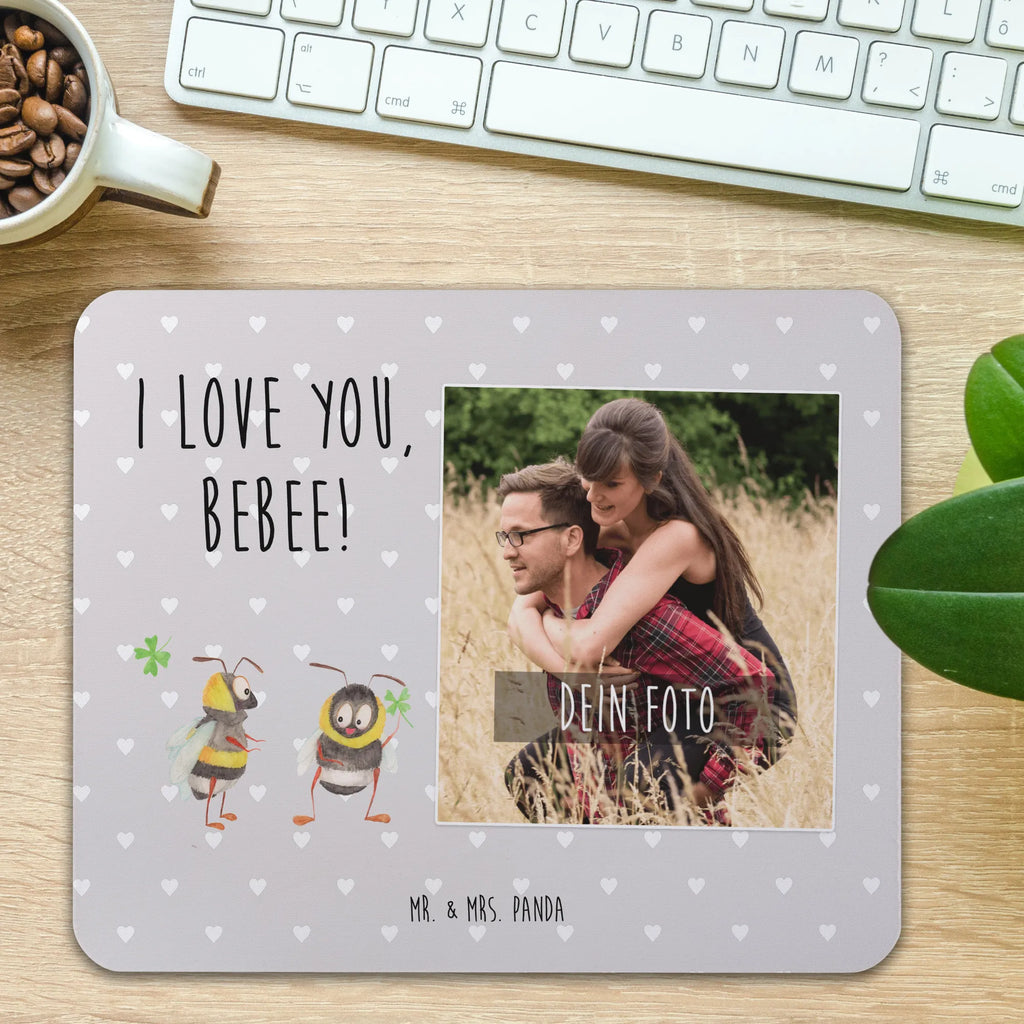 Personalisiertes Foto Mauspad Bienen Paar Personalisiertes Foto Mauspad, Liebe, Partner, Freund, Freundin, Ehemann, Ehefrau, Heiraten, Verlobung, Heiratsantrag, Liebesgeschenk, Jahrestag, Hocheitstag, für Ehemann, Geschenk für Freundin, verliebte Schildkröten, Geschenk für Partner, Liebesbeweis, für Männer, Hochzeitstag, Geschenk für Frauen, Mitbringsel, Valentinstag, Schildkröten