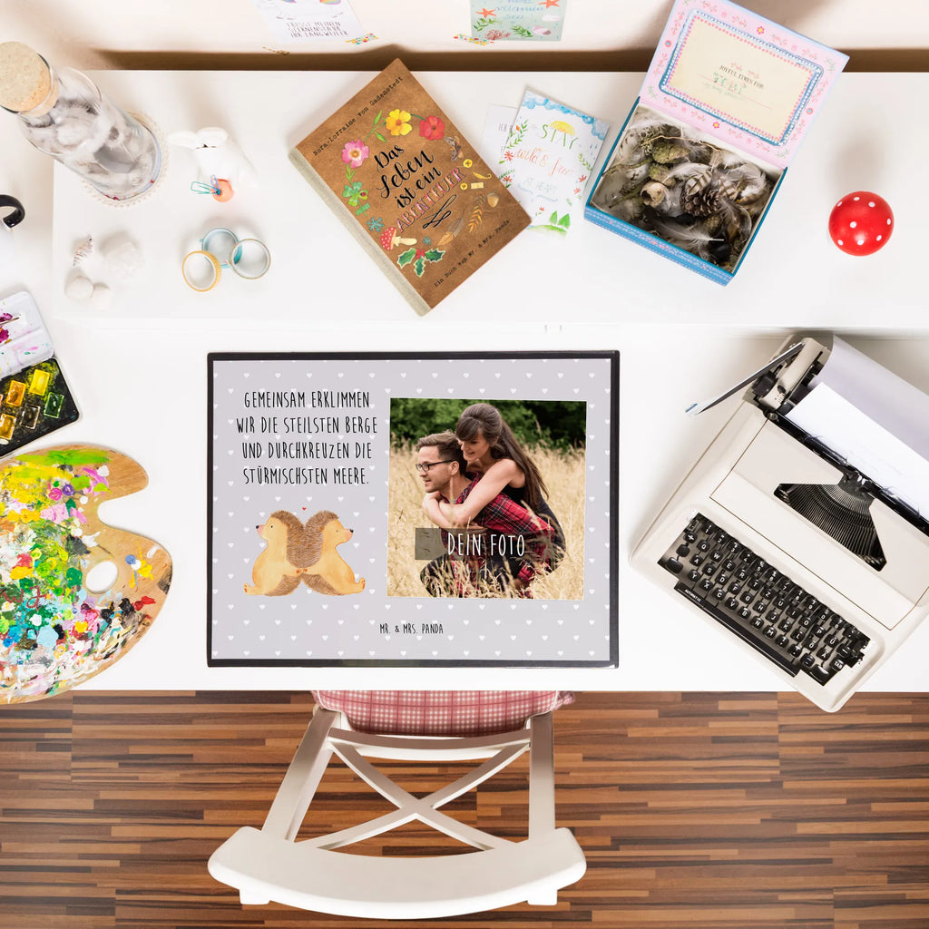 Personalized Photo Desk Mat Hedgehogs holding hands Personalisierte Foto Schreibtischunterlage, Liebe, Partner, Freund, Freundin, Ehemann, Ehefrau, Heiraten, Verlobung, Heiratsantrag, Liebesgeschenk, Jahrestag, Hocheitstag, Liebesbeweis, Love, Geschenk für zwei, Liebesbotschaft, Igel, Hand in Hand, Gemeinsamkeit, große Liebe, Hochzeit, Igelliebe, Lieblingsmensch