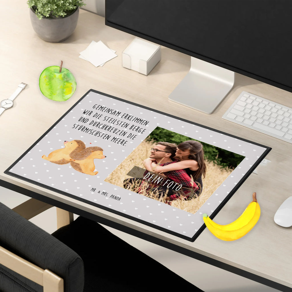 Personalized Photo Desk Mat Hedgehogs holding hands Personalisierte Foto Schreibtischunterlage, Liebe, Partner, Freund, Freundin, Ehemann, Ehefrau, Heiraten, Verlobung, Heiratsantrag, Liebesgeschenk, Jahrestag, Hocheitstag, Liebesbeweis, Love, Geschenk für zwei, Liebesbotschaft, Igel, Hand in Hand, Gemeinsamkeit, große Liebe, Hochzeit, Igelliebe, Lieblingsmensch