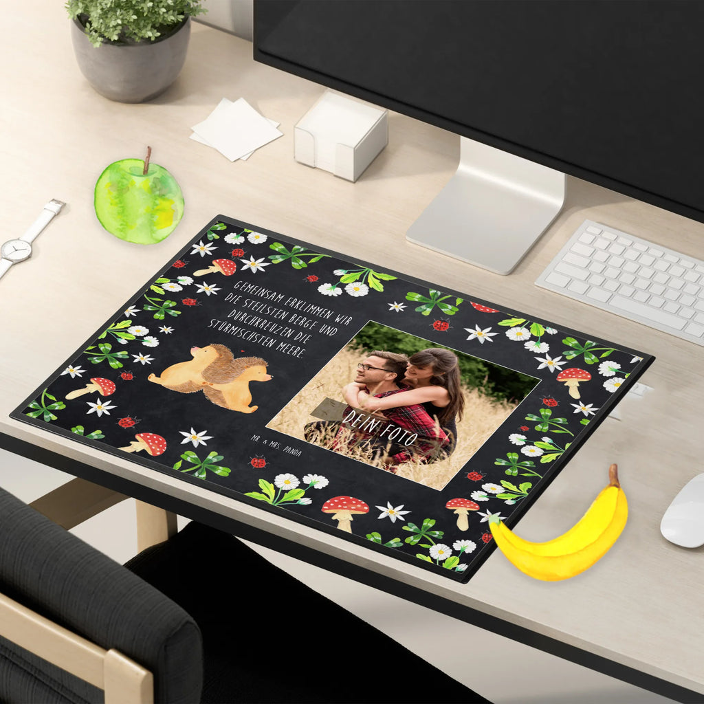 Personalized Photo Desk Mat Hedgehogs holding hands Personalisierte Foto Schreibtischunterlage, Liebe, Partner, Freund, Freundin, Ehemann, Ehefrau, Heiraten, Verlobung, Heiratsantrag, Liebesgeschenk, Jahrestag, Hocheitstag, Liebesbeweis, Love, Geschenk für zwei, Liebesbotschaft, Igel, Hand in Hand, Gemeinsamkeit, große Liebe, Hochzeit, Igelliebe, Lieblingsmensch