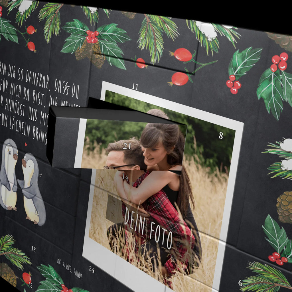 Personalisierter Befüllbarer Foto Adventskalender Pinguine trösten Personalisierter Adventskalender, Personalisierter Befüllbarer Foto Adventskalender, Adventskalender mit Eigenem Bild, Adventskalender mit Foto, Adventskalender Eigenes Foto, Foto Adventskalender, Weihnachtskalender mit Foto, Freundin, Freund, Liebe, Liebesgeschenk, Jahrestag, Verlobung, Partner, Ehemann, Ehefrau, Heiraten, Heiratsantrag, Hocheitstag, Geschenk für Partner, Valentinstag, Geschenk für Frauen, Liebesbeweis, Mitbringsel, Geschenk für Freundin, für Männer, für Ehemann, Hochzeitstag