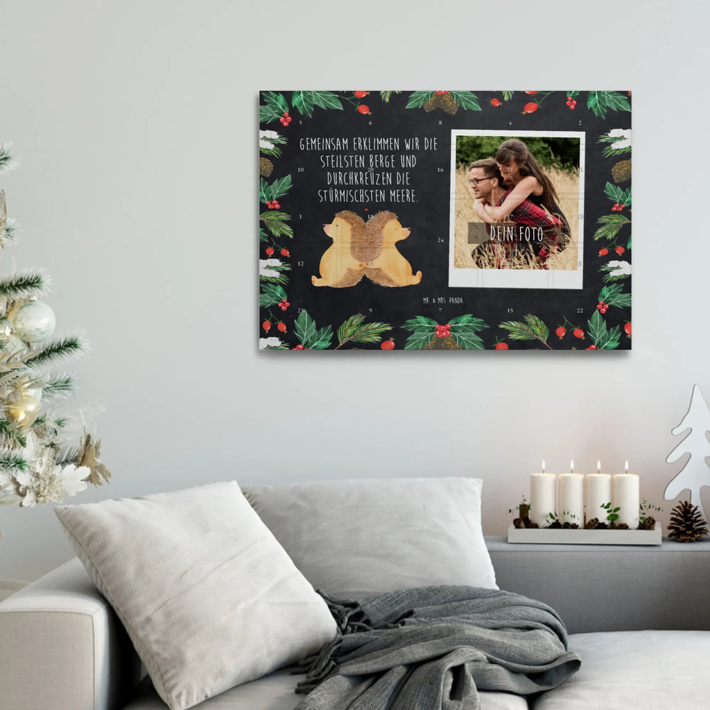 Personalisierter Tee Foto Adventskalender Igel händchenhaltend Personalisierter Tee Foto Adventskalender, Freundin, Freund, Liebe, Liebesgeschenk, Jahrestag, Verlobung, Partner, Ehemann, Ehefrau, Heiraten, Heiratsantrag, Hocheitstag, Hand in Hand, Igel, Love, Große Liebe, Gemeinsamkeit, Hochzeit, Geschenk für Zwei, Liebesbeweis, Lieblingsmensch, Igelliebe, Liebesbotschaft