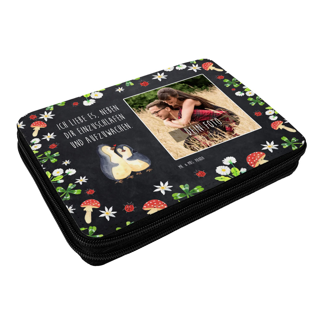 Personalisierte Foto Federmappe Pinguine Einschlafen Personalisierte Foto Federmappe, Liebe, Partner, Freund, Freundin, Ehemann, Ehefrau, Heiraten, Verlobung, Heiratsantrag, Liebesgeschenk, Jahrestag, Hocheitstag, Mitbringsel, Geschenk für Freundin, Geschenk für Frauen, Liebesbeweis, für Männer, Hochzeitstag, Geschenk für Partner, für Ehemann, Valentinstag