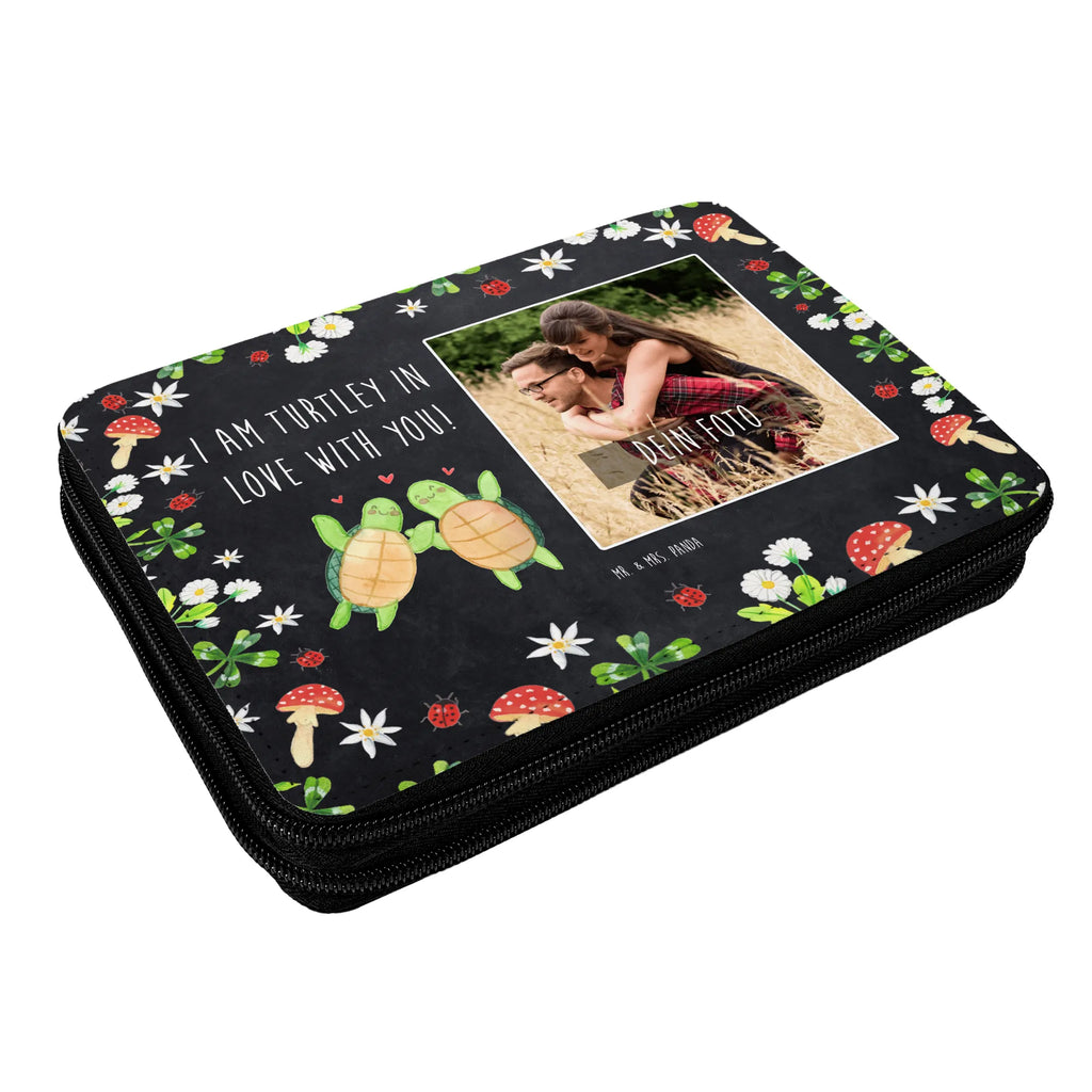 Personalisierte Foto Federmappe Schildkröten Paar Personalisierte Foto Federmappe, Liebe, Partner, Freund, Freundin, Ehemann, Ehefrau, Heiraten, Verlobung, Heiratsantrag, Liebesgeschenk, Jahrestag, Hocheitstag, Liebesbeweis, Geschenk für Frauen, für Männer, Valentinstag, Mitbringsel, Geschenk für Partner, für Ehemann, Hochzeitstag, Geschenk für Freundin