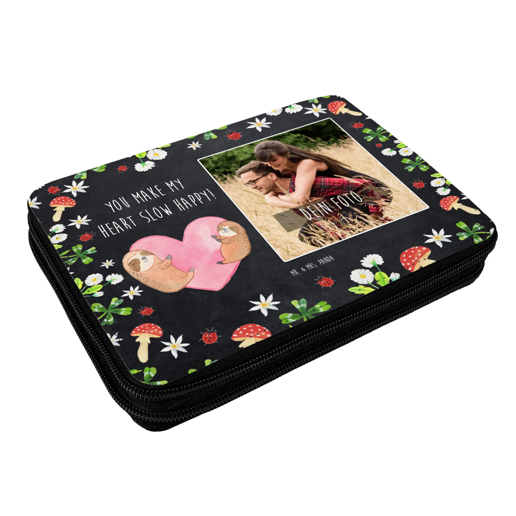 Personalisierte Foto Federmappe Faultiere Herz Personalisierte Foto Federmappe, Liebe, Partner, Freund, Freundin, Ehemann, Ehefrau, Heiraten, Verlobung, Heiratsantrag, Liebesgeschenk, Jahrestag, Hocheitstag, für Männer, Geschenk für Partner, Valentinstag, Mitbringsel, Hochzeitstag, für Ehemann, Geschenk für Frauen, Liebesbeweis, Geschenk für Freundin