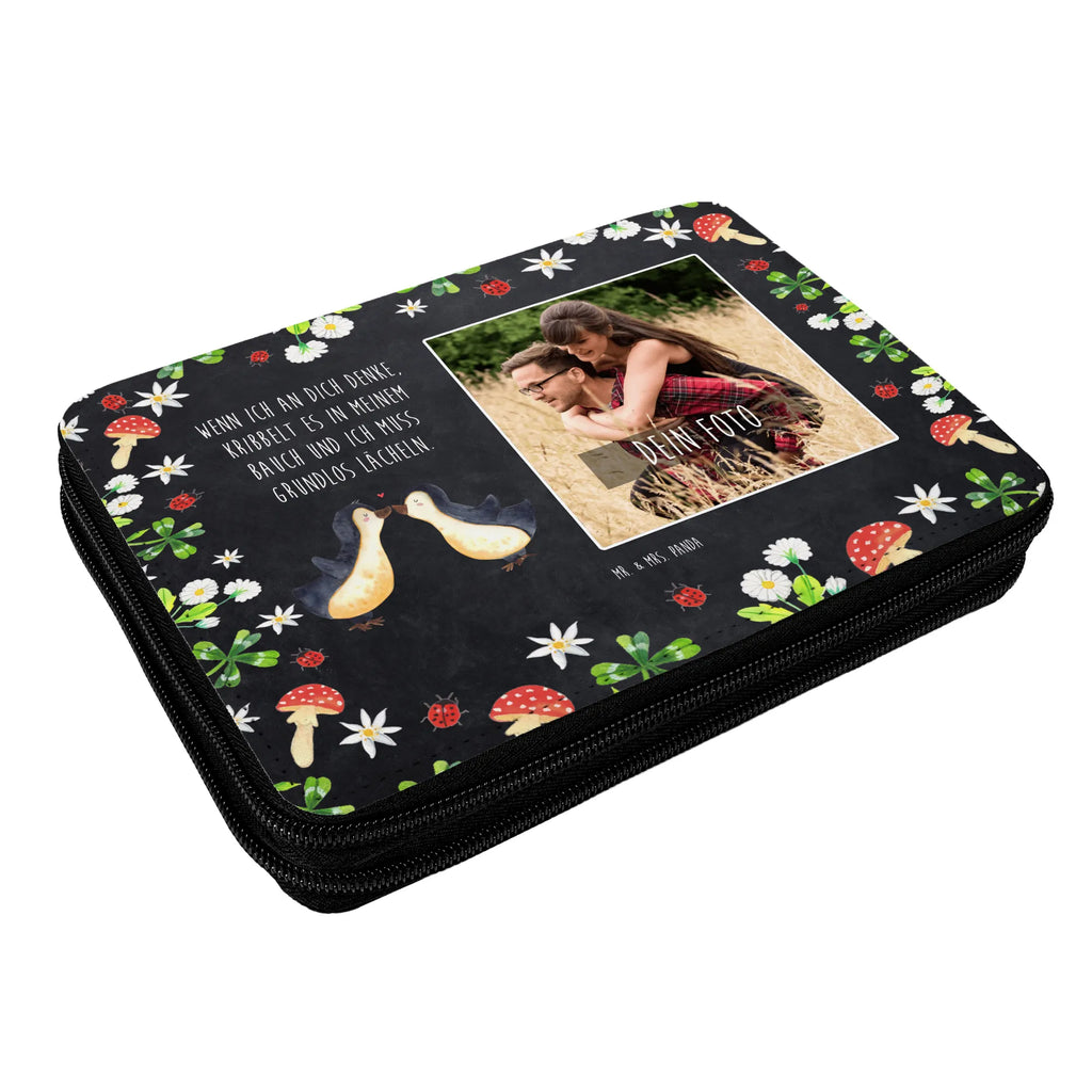 Personalisierte Foto Federmappe Pinguine Kuss Personalisierte Foto Federmappe, Liebe, Partner, Freund, Freundin, Ehemann, Ehefrau, Heiraten, Verlobung, Heiratsantrag, Liebesgeschenk, Jahrestag, Hocheitstag, Liebesbeweis, Geschenk für Freundin, Valentinstag, Geschenk für Partner, für Ehemann, Hochzeitstag, für Männer, Mitbringsel, Geschenk für Frauen