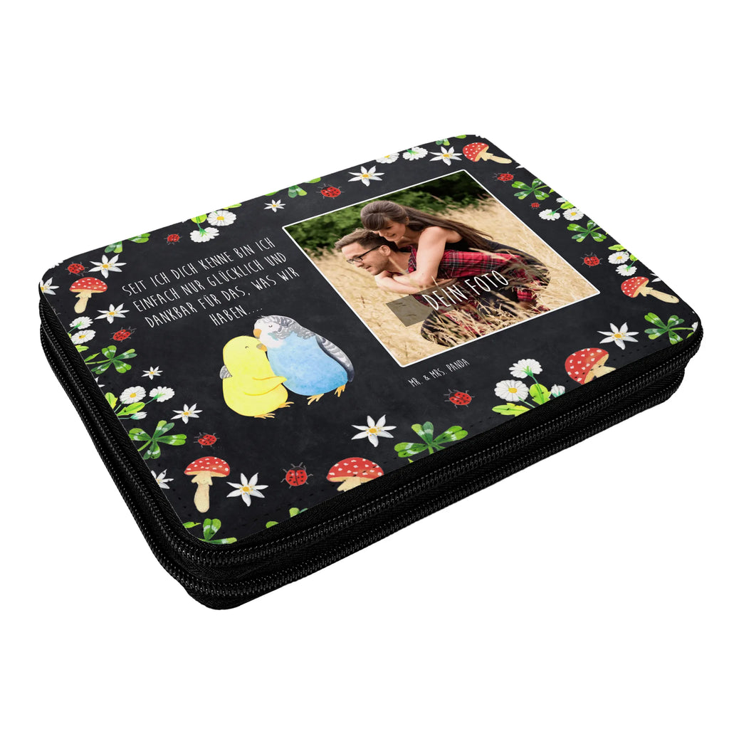 Personalisierte Foto Federmappe Wellensittich Liebe Personalisierte Foto Federmappe, Liebe, Partner, Freund, Freundin, Ehemann, Ehefrau, Heiraten, Verlobung, Heiratsantrag, Liebesgeschenk, Jahrestag, Hocheitstag, Kuscheln, Nähe, Vögel, Wellensittich, Vertrauen