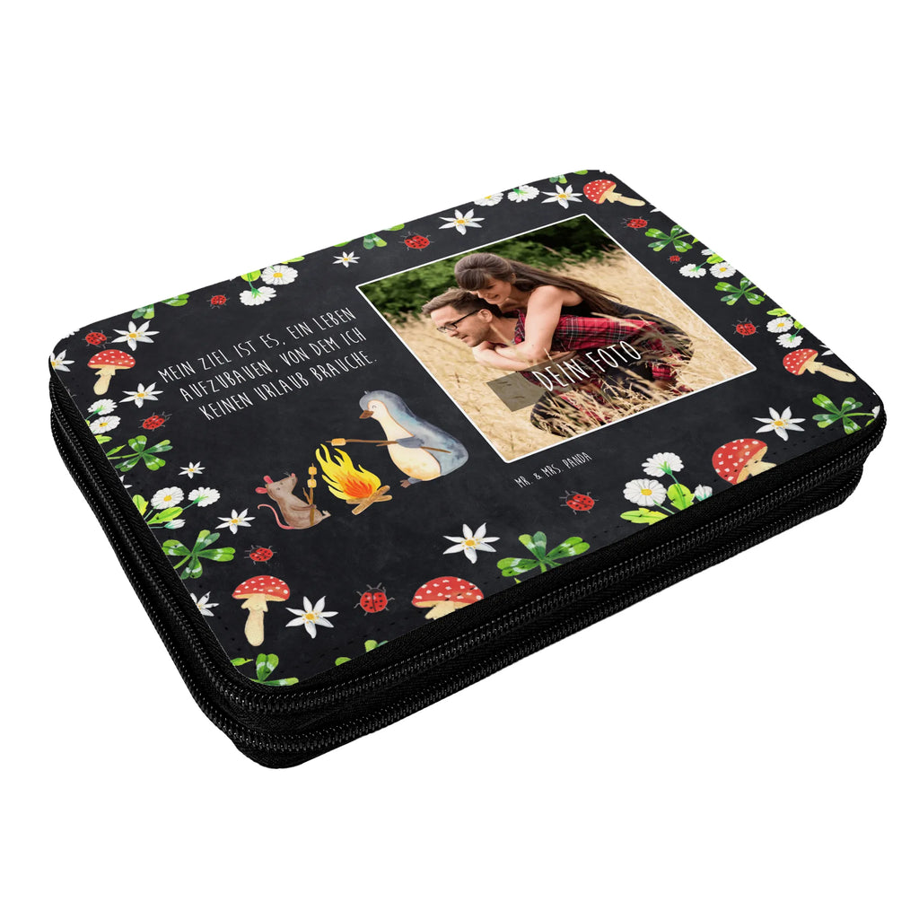 Personalisierte Foto Federmappe Pinguin Lagerfeuer Personalisierte Foto Federmappe, Pinguin, Lebensspruch, Leben, grillen, Maus, Büro, Neustart, Lebensmotivation, Liebe, Job, Lagerfeuer, Büroalltag, Feuer, Motivation, Pinguine, Arbeit, Marshmallows