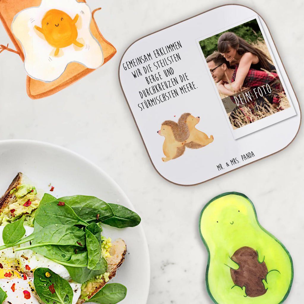 Personalisierter Foto Untersetzer Igel händchenhaltend Personalisierter Foto Untersetzer, Liebe, Partner, Freund, Freundin, Ehemann, Ehefrau, Heiraten, Verlobung, Heiratsantrag, Liebesgeschenk, Jahrestag, Hocheitstag, Love, Hochzeit, Liebesbeweis, Geschenk für zwei, Gemeinsamkeit, Igel, Lieblingsmensch, große Liebe, Liebesbotschaft, Igelliebe, Hand in Hand