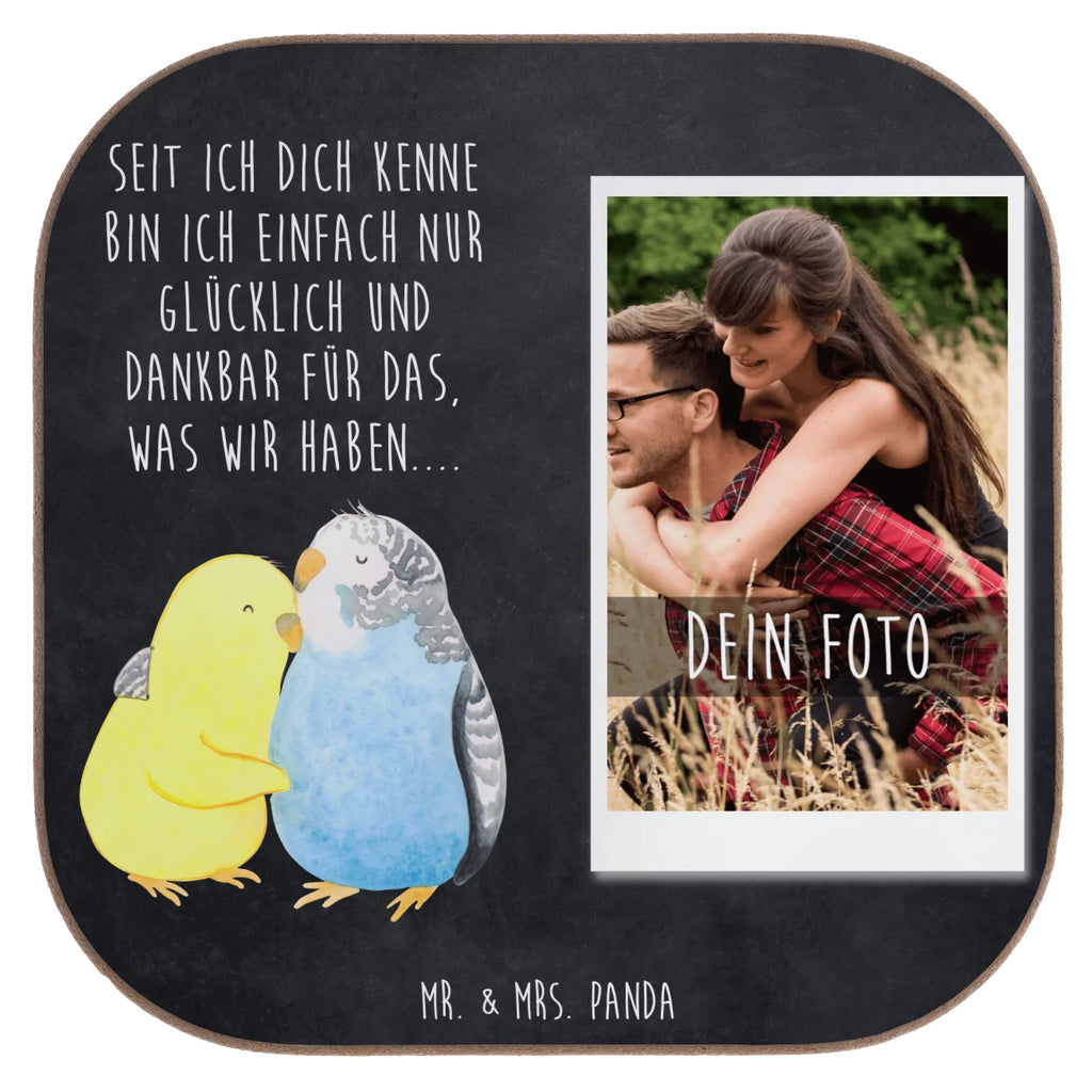 Personalisierter Foto Untersetzer Wellensittich Liebe Personalisierter Foto Untersetzer, Liebe, Partner, Freund, Freundin, Ehemann, Ehefrau, Heiraten, Verlobung, Heiratsantrag, Liebesgeschenk, Jahrestag, Hocheitstag, Kuscheln, Vögel, Vertrauen, Wellensittich, Nähe
