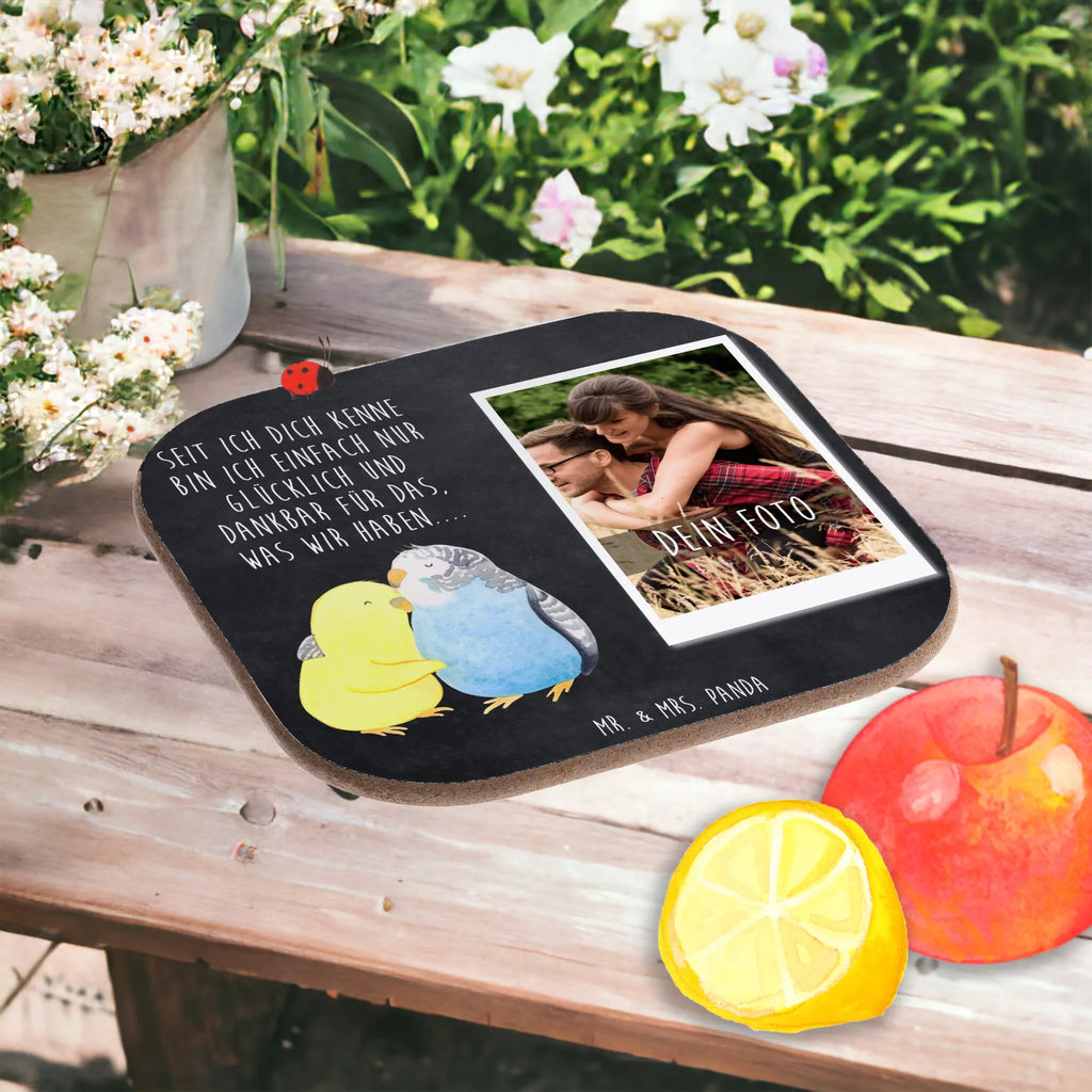 Personalisierter Foto Untersetzer Wellensittich Liebe Personalisierter Foto Untersetzer, Liebe, Partner, Freund, Freundin, Ehemann, Ehefrau, Heiraten, Verlobung, Heiratsantrag, Liebesgeschenk, Jahrestag, Hocheitstag, Kuscheln, Vögel, Vertrauen, Wellensittich, Nähe