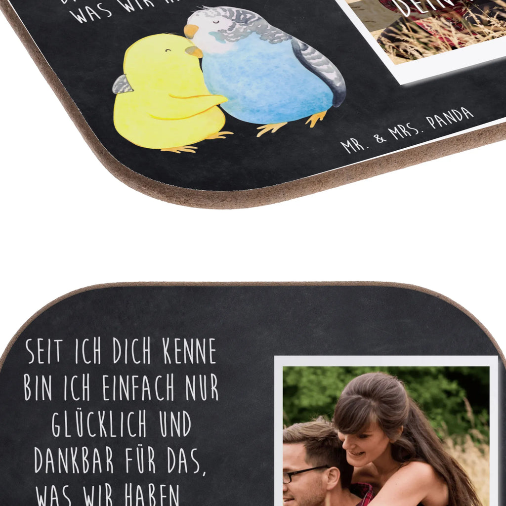 Personalisierter Foto Untersetzer Wellensittich Liebe Personalisierter Foto Untersetzer, Liebe, Partner, Freund, Freundin, Ehemann, Ehefrau, Heiraten, Verlobung, Heiratsantrag, Liebesgeschenk, Jahrestag, Hocheitstag, Kuscheln, Vögel, Vertrauen, Wellensittich, Nähe