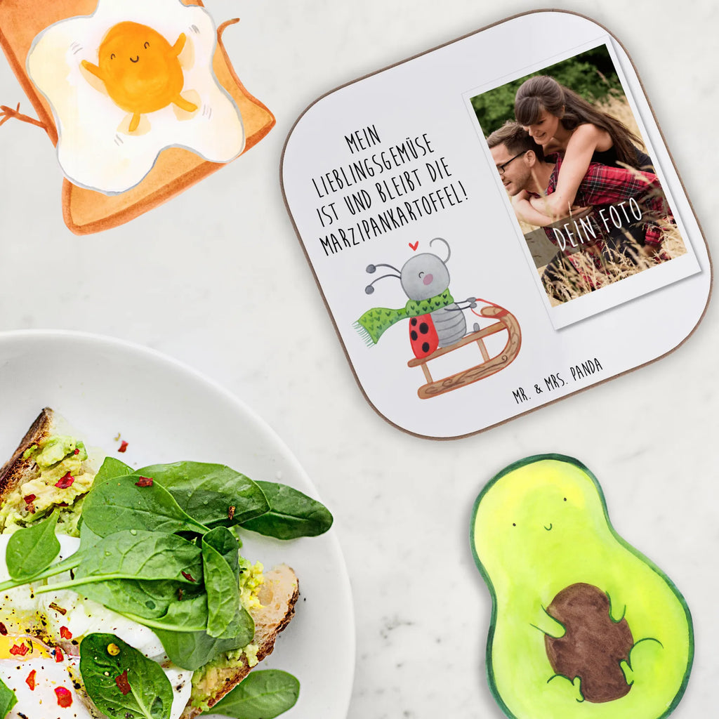 Personalisierter Foto Untersetzer Smörle Rodeln Personalisierter Foto Untersetzer, Winter, Weihnachten, Weihnachtsdeko, Nikolaus, Advent, Heiligabend, Wintermotiv, Schlittenfahren, Marzipan, Smörle