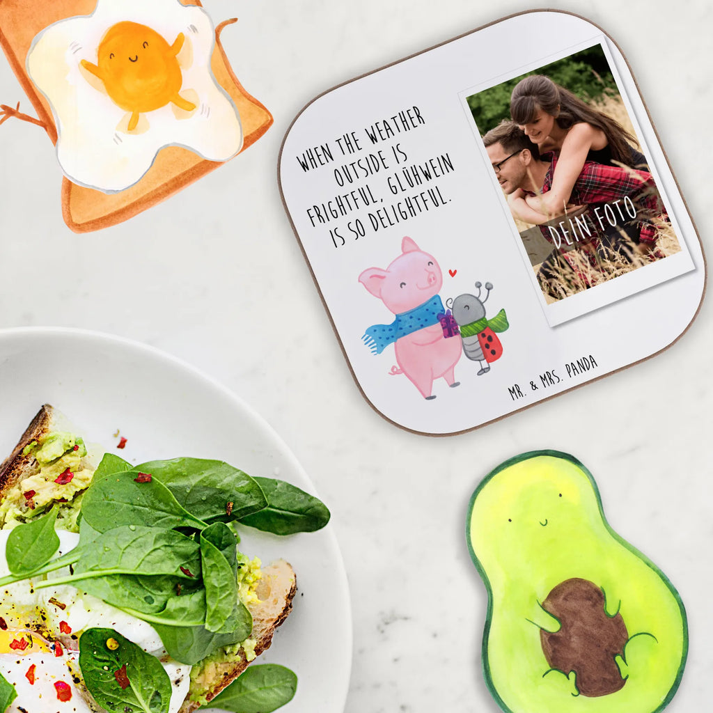 Personalisierter Foto Untersetzer Glühschwein Smörle Personalisierter Foto Untersetzer, Winter, Weihnachten, Weihnachtsdeko, Nikolaus, Advent, Heiligabend, Wintermotiv, Glühwein Liebhaber Geschenk, Marienkäfer in Winterkleidung, Winterlicher Glühwein Spruch, Romantische Geschenkidee Glühwein, Kreatives Glühschwein Design, Süßer Marienkäfer gibt Geschenk, Glühwein ist köstlich Spruch, Herzliches Marienkäfer Motiv, Smörle der stolze Marienkäfer, Handgezeichnetes Glühschwein