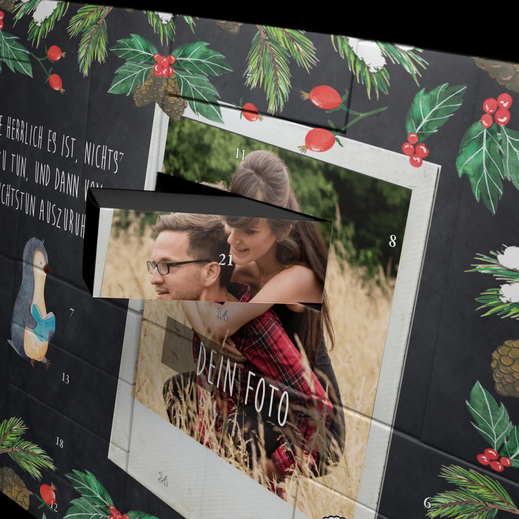 Personalisierter Befüllbarer Foto Adventskalender Pinguin Buch Personalisierter Befüllbarer Foto Adventskalender, Foto Adventskalender, Adventskalender mit Eigenem Bild, Adventskalender mit Foto, Weihnachtskalender mit Foto, Adventskalender Eigenes Foto, Personalisierter Adventskalender, Pinguin, Freizeit, Faulenzen, Buch, Nichtstun, Lesen, Ferien, Pinguine, Urlaub, Bücherwurm